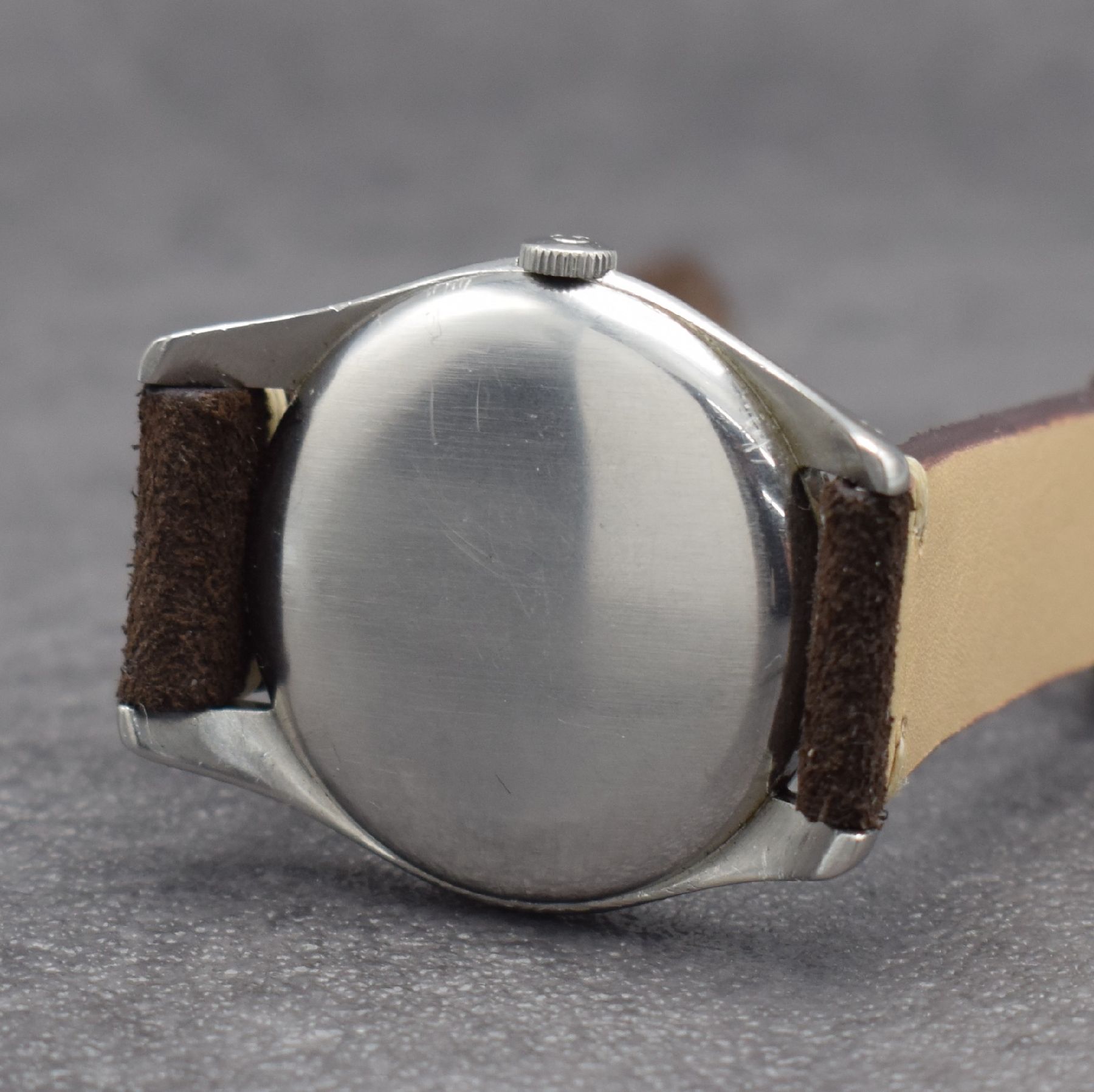Detail e: OMEGA Herrenarmbanduhr Kal. 30 T2 SC PC in Stahl, Schweiz um 1950, Handaufzug, Ref. 2504-2, Boden & Glasrand aufgedr., silb. 2- farb. Zifferbl. m. ...