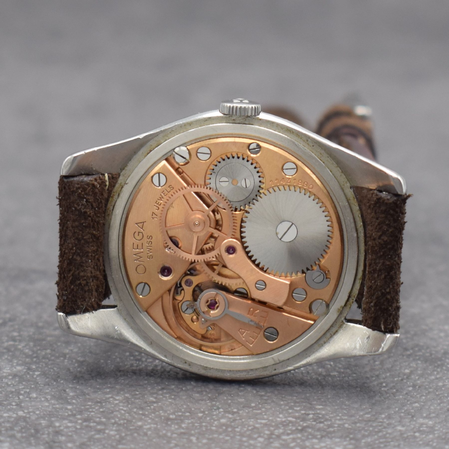 Detail f: OMEGA Herrenarmbanduhr Kal. 30 T2 SC PC in Stahl, Schweiz um 1950, Handaufzug, Ref. 2504-2, Boden & Glasrand aufgedr., silb. 2- farb. Zifferbl. m. ...