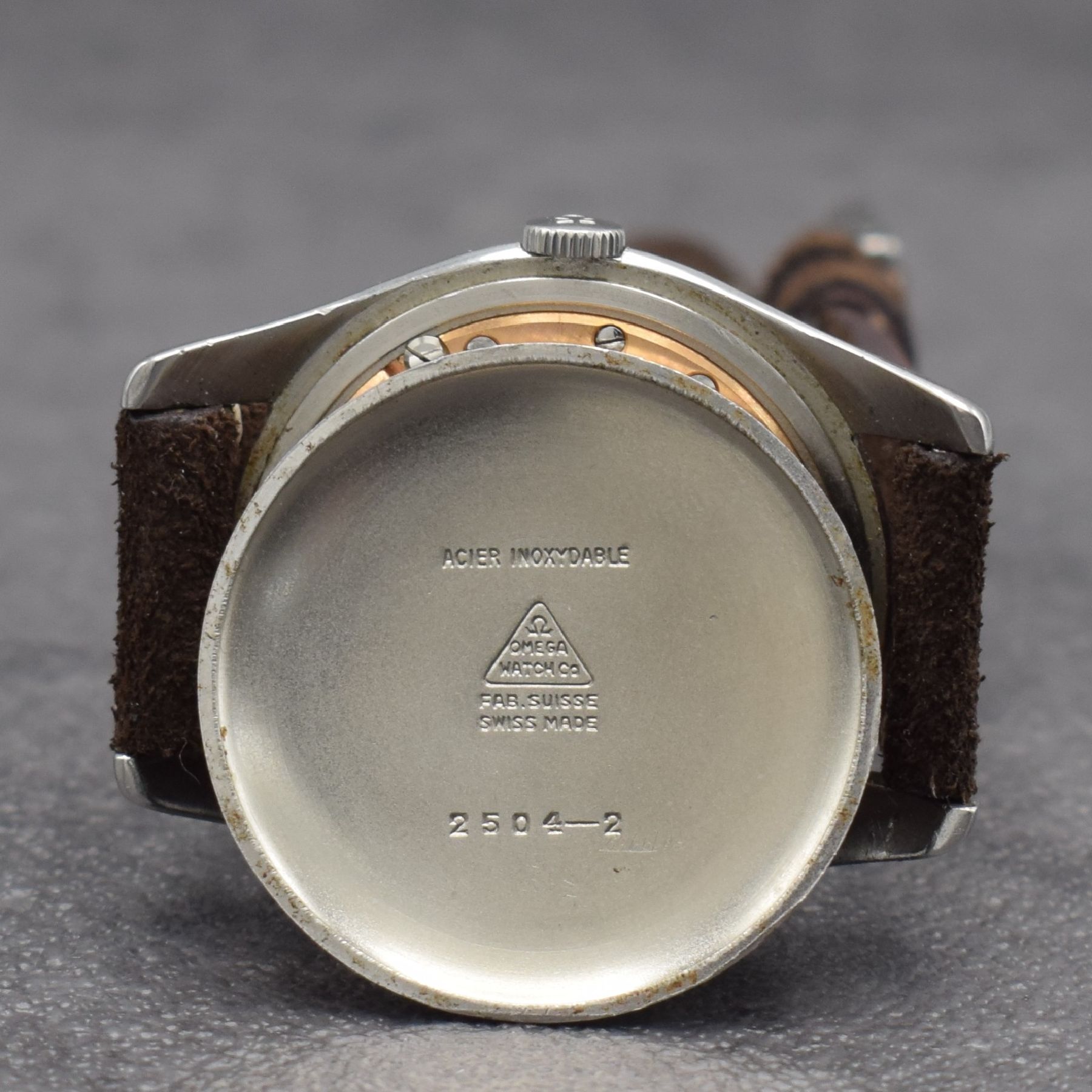Detail g: OMEGA Herrenarmbanduhr Kal. 30 T2 SC PC in Stahl, Schweiz um 1950, Handaufzug, Ref. 2504-2, Boden & Glasrand aufgedr., silb. 2- farb. Zifferbl. m. ...