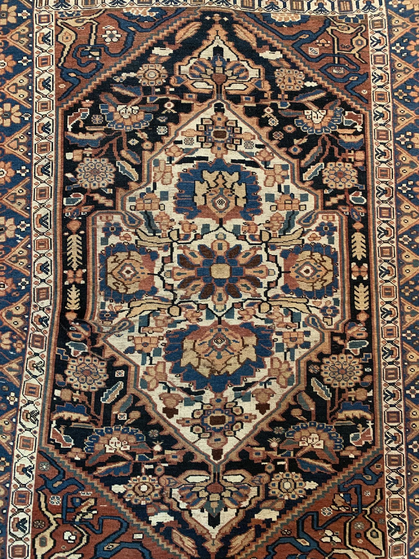 Detail a: Seltener antiker Khamseh, Persien, 19 Jhd. Wolle geknüpft auf Wolle, ca. 195 x 140 cm, EHZ:3(gleichmässig dünner Flor, Trittfalten).