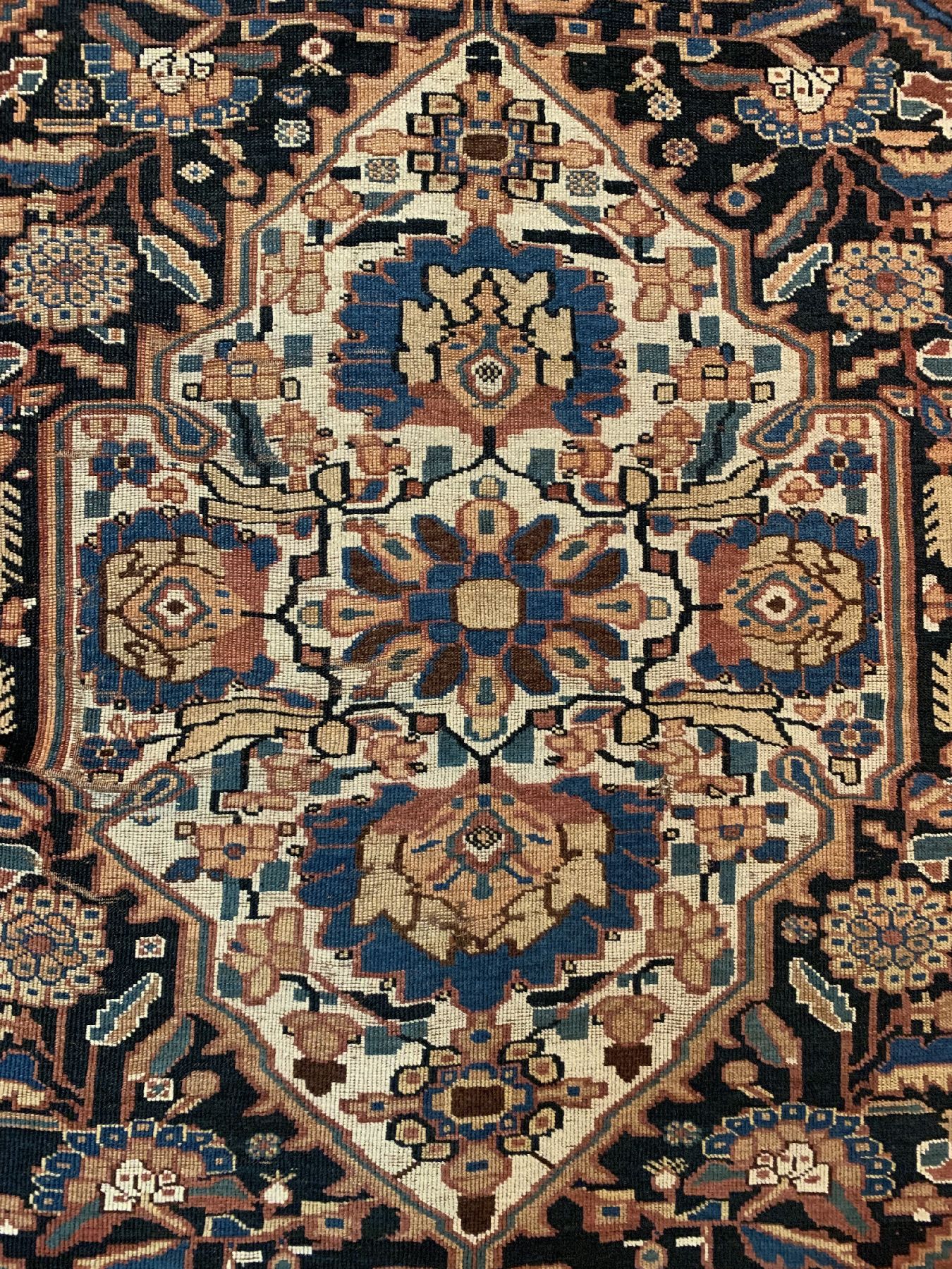 Detail b: Seltener antiker Khamseh, Persien, 19 Jhd. Wolle geknüpft auf Wolle, ca. 195 x 140 cm, EHZ:3(gleichmässig dünner Flor, Trittfalten).