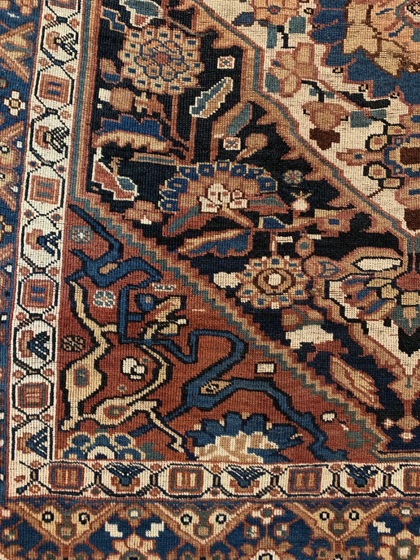 Detail c: Seltener antiker Khamseh, Persien, 19 Jhd. Wolle geknüpft auf Wolle, ca. 195 x 140 cm, EHZ:3(gleichmässig dünner Flor, Trittfalten).