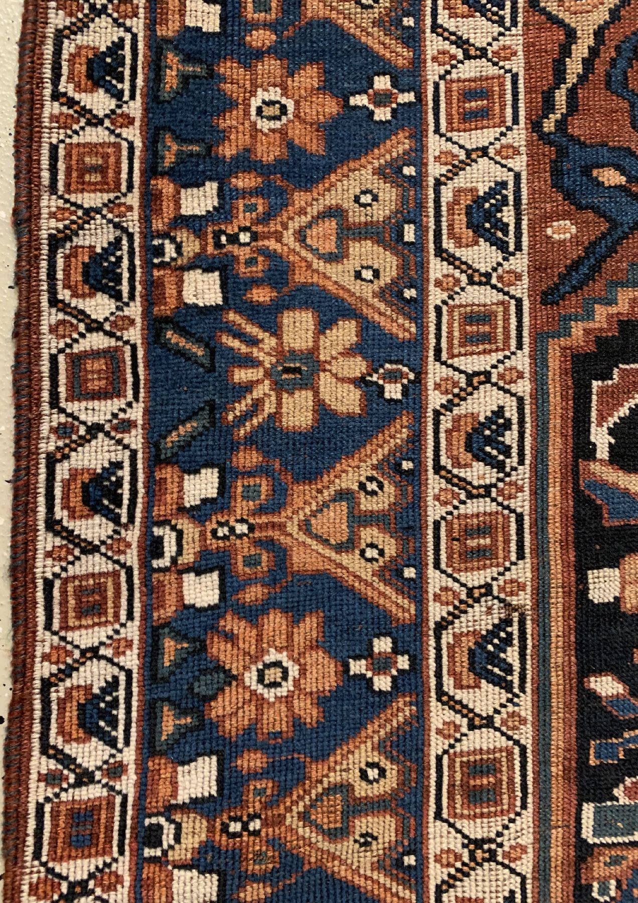 Detail d: Seltener antiker Khamseh, Persien, 19 Jhd. Wolle geknüpft auf Wolle, ca. 195 x 140 cm, EHZ:3(gleichmässig dünner Flor, Trittfalten).