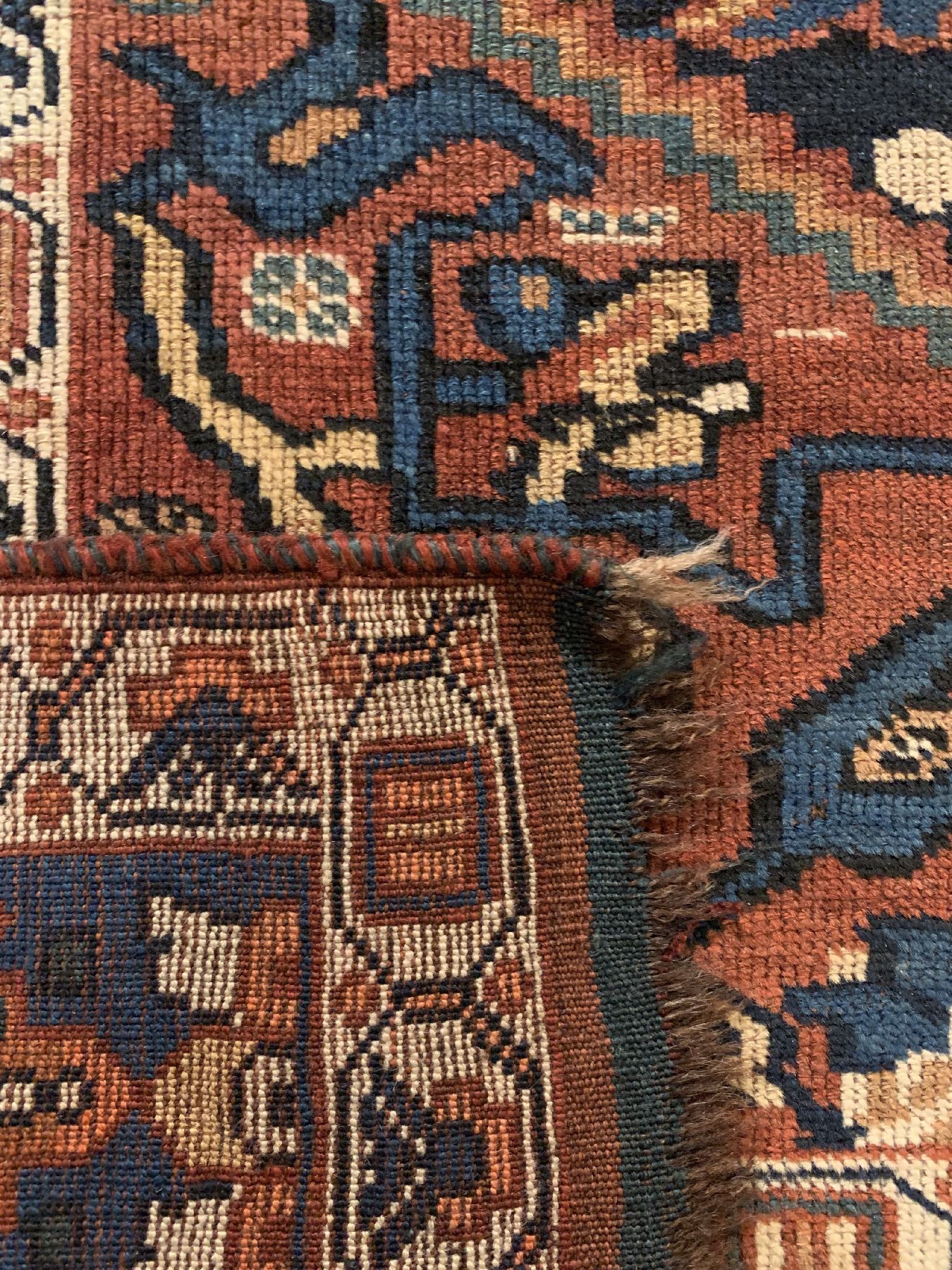 Detail e: Seltener antiker Khamseh, Persien, 19 Jhd. Wolle geknüpft auf Wolle, ca. 195 x 140 cm, EHZ:3(gleichmässig dünner Flor, Trittfalten).