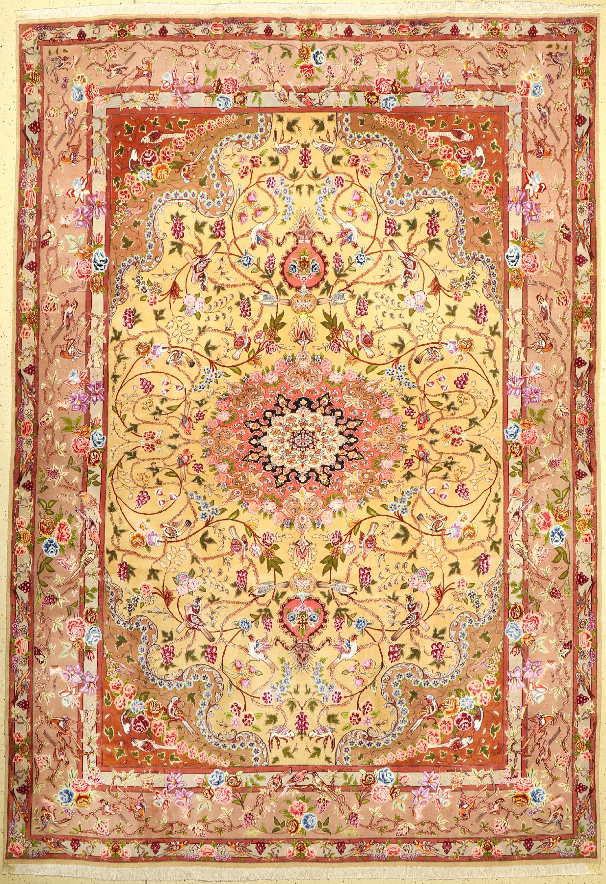Feiner grüngrundiger Täbriz(60 Raj), Persien, ca.60 Jahre, Korkwolle mit Seide geknüpft auf Baumwolle, ca .360 x 250 cm,ca, 800.000 Kn/qm, (Sehr ...