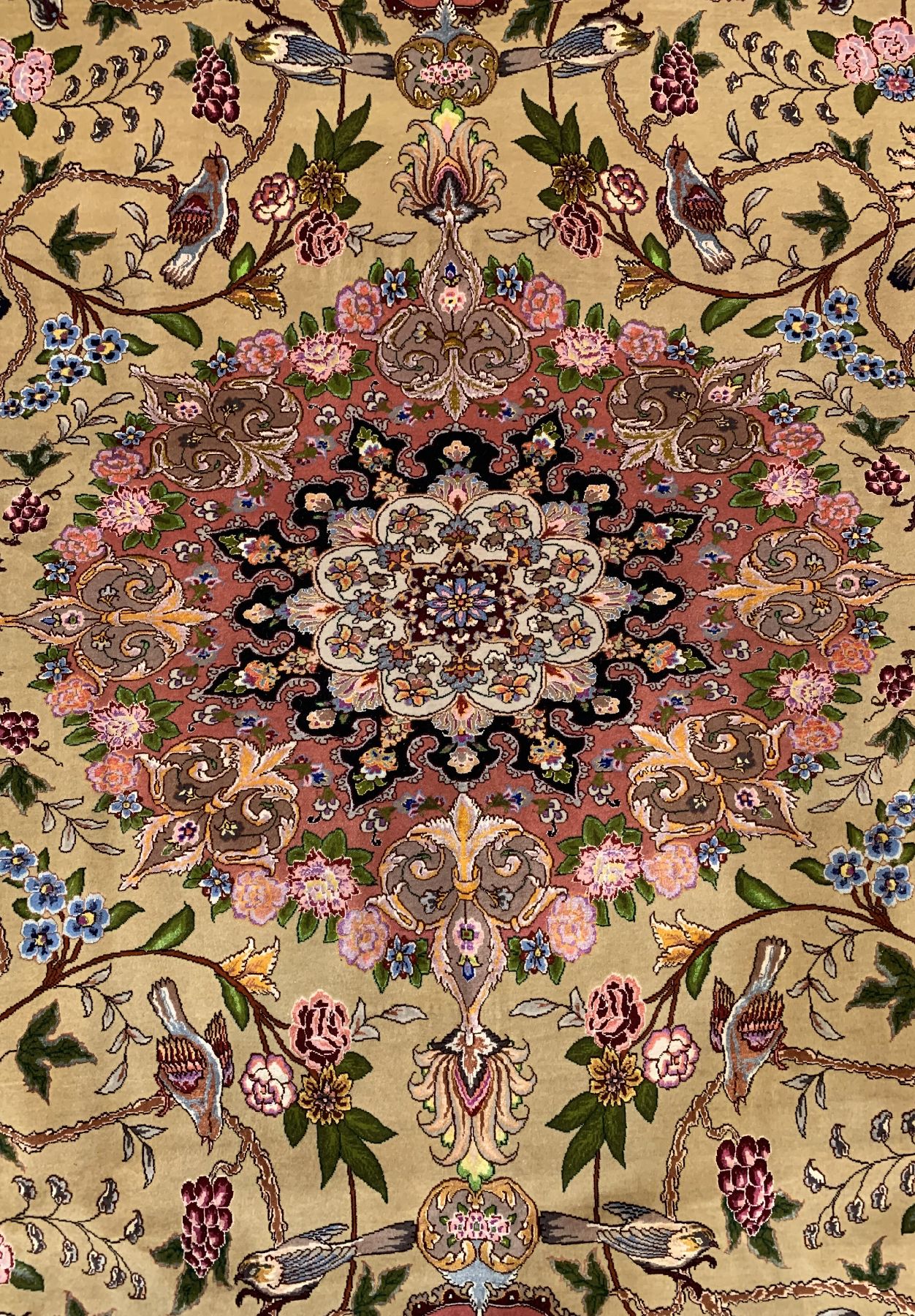 Detail a: Feiner grüngrundiger Täbriz(60 Raj), Persien, ca.60 Jahre, Korkwolle mit Seide geknüpft auf Baumwolle, ca .360 x 250 cm,ca, 800.000 Kn/qm, (Sehr ...