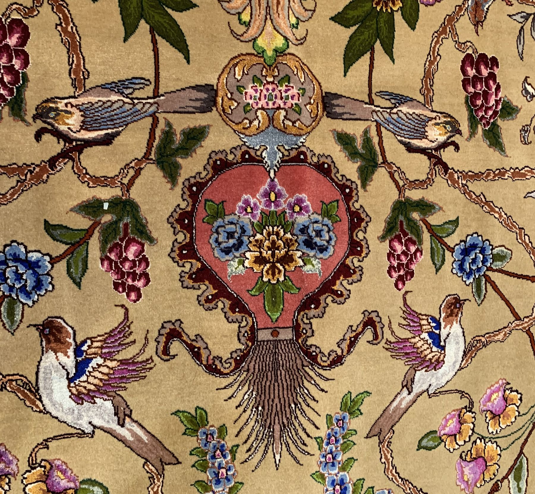 Detail b: Feiner grüngrundiger Täbriz(60 Raj), Persien, ca.60 Jahre, Korkwolle mit Seide geknüpft auf Baumwolle, ca .360 x 250 cm,ca, 800.000 Kn/qm, (Sehr ...