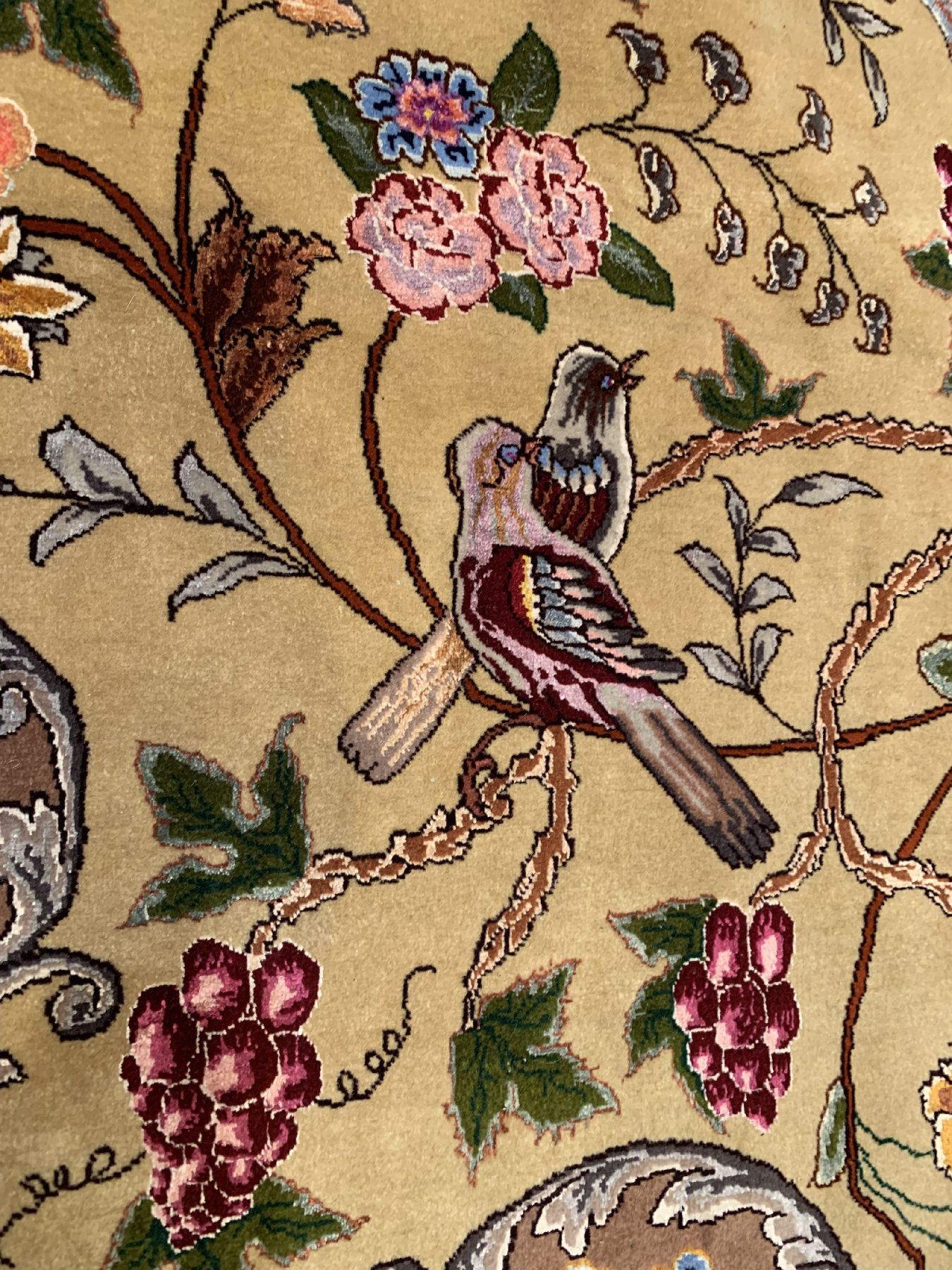 Detail c: Feiner grüngrundiger Täbriz(60 Raj), Persien, ca.60 Jahre, Korkwolle mit Seide geknüpft auf Baumwolle, ca .360 x 250 cm,ca, 800.000 Kn/qm, (Sehr ...