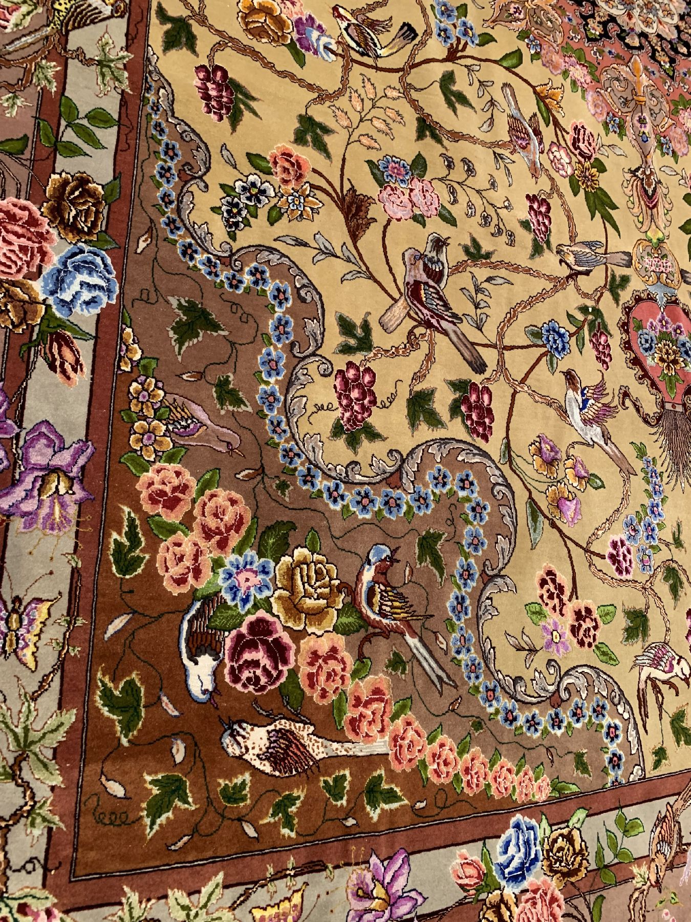 Detail d: Feiner grüngrundiger Täbriz(60 Raj), Persien, ca.60 Jahre, Korkwolle mit Seide geknüpft auf Baumwolle, ca .360 x 250 cm,ca, 800.000 Kn/qm, (Sehr ...