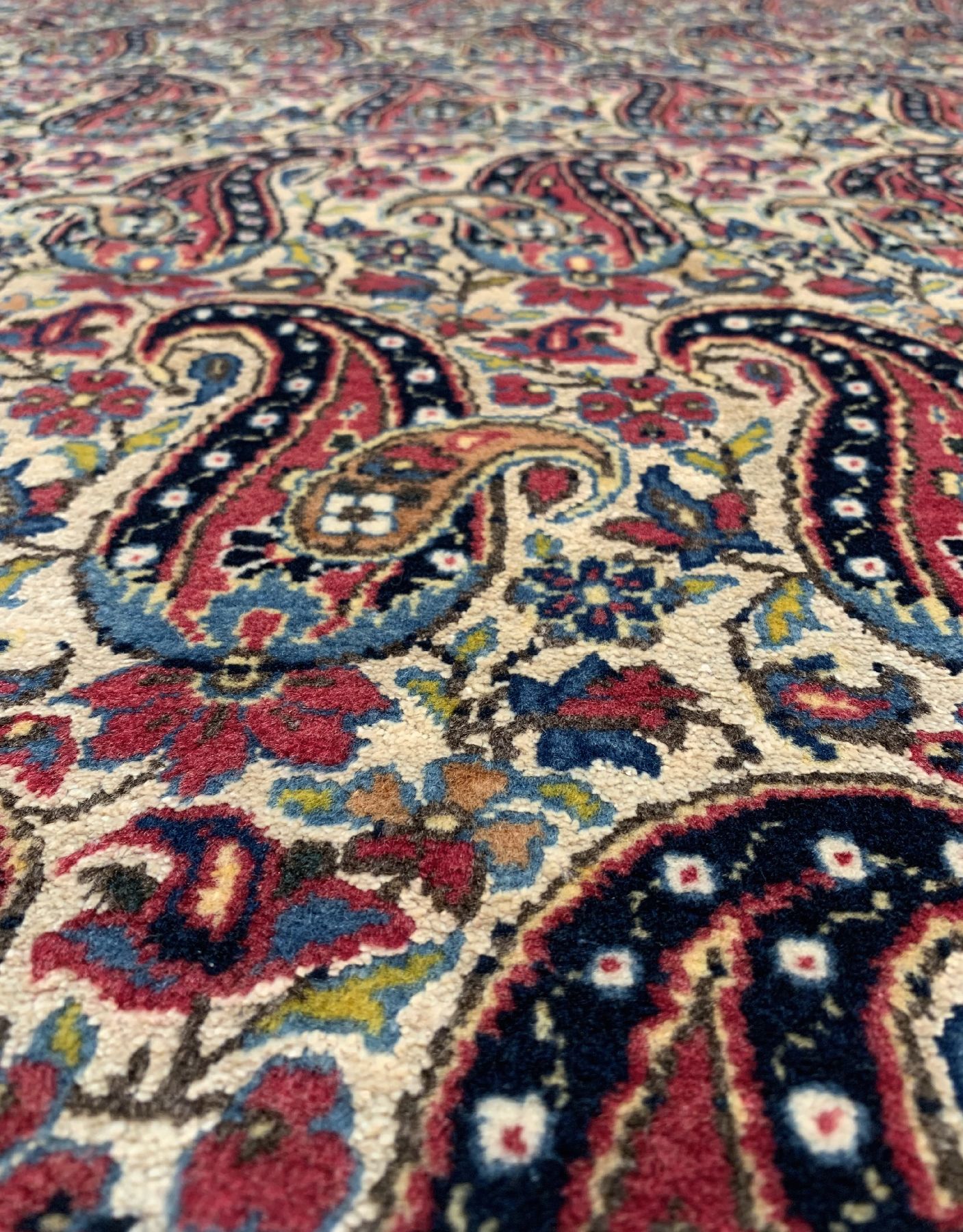 Detail a: Feiner Seidengrund Keschan, Persien, um 1940, Korkwolle mit Seide geknüpft auf Baumwolle, der komplette Grund sowie Bordüre sind in reiner Seide ...