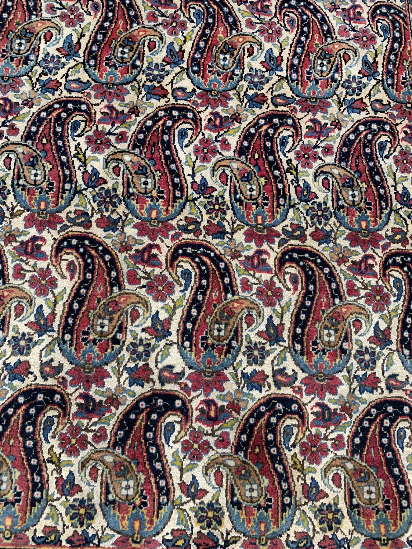 Detail b: Feiner Seidengrund Keschan, Persien, um 1940, Korkwolle mit Seide geknüpft auf Baumwolle, der komplette Grund sowie Bordüre sind in reiner Seide ...