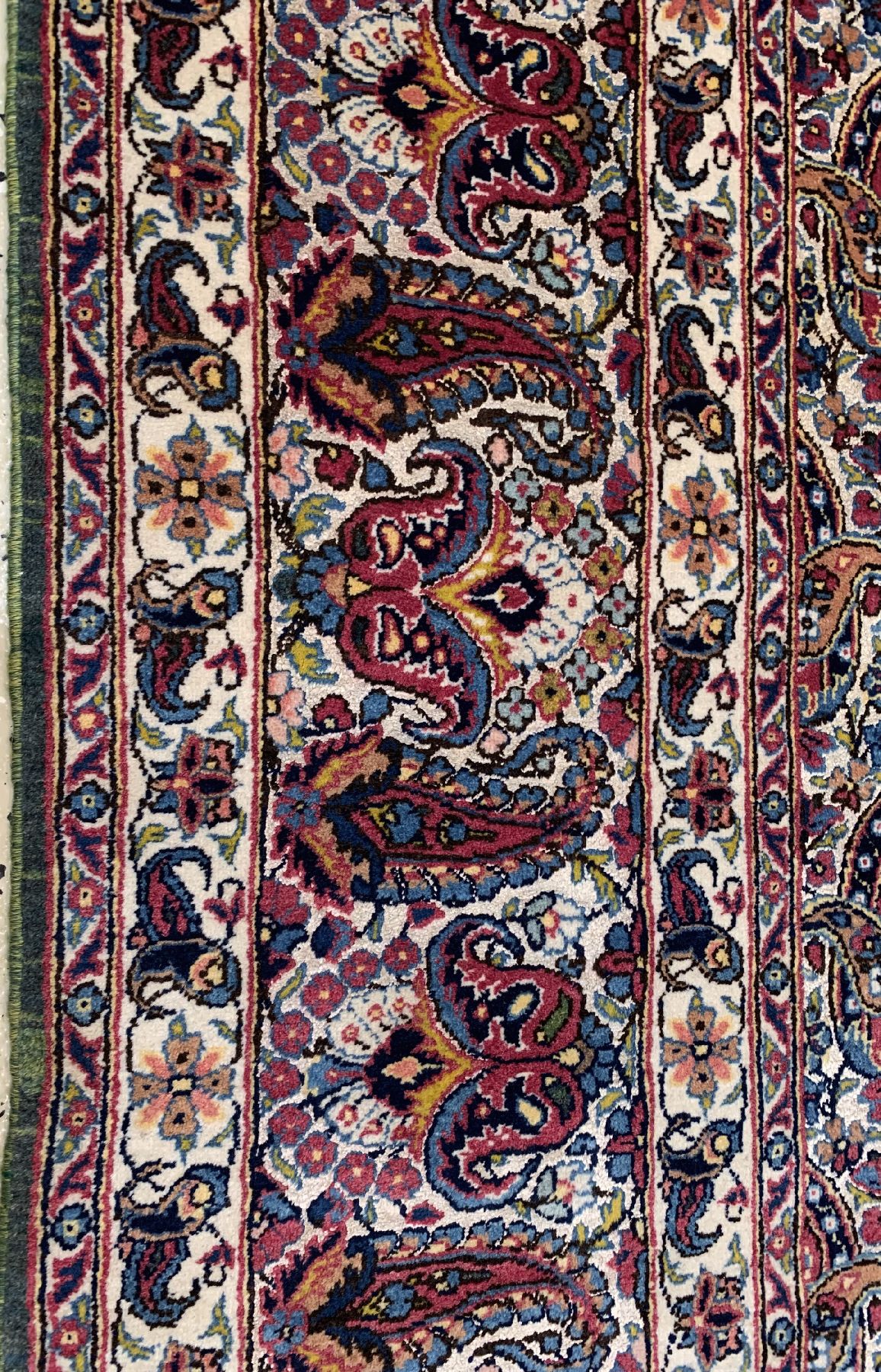 Detail c: Feiner Seidengrund Keschan, Persien, um 1940, Korkwolle mit Seide geknüpft auf Baumwolle, der komplette Grund sowie Bordüre sind in reiner Seide ...