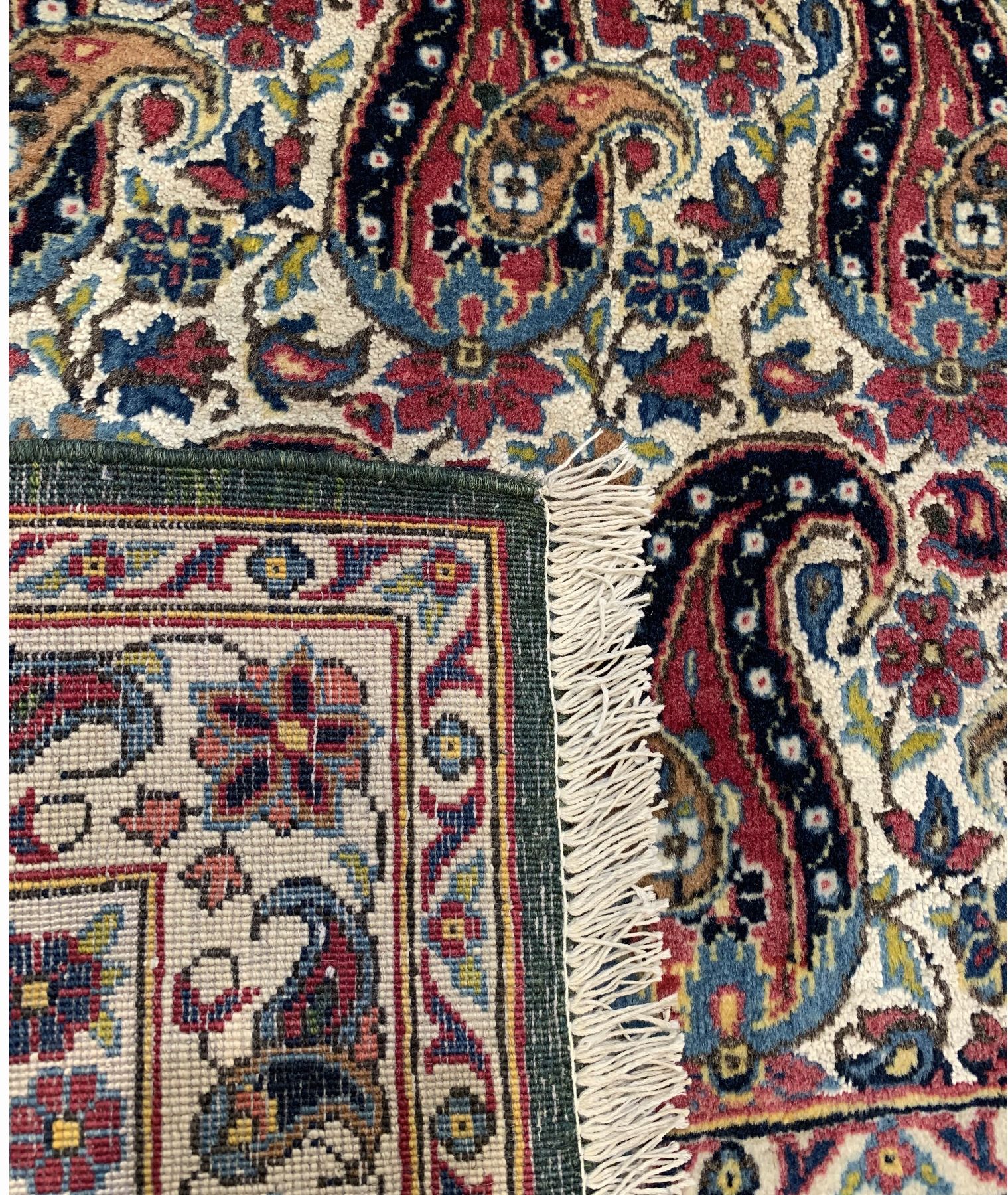 Detail d: Feiner Seidengrund Keschan, Persien, um 1940, Korkwolle mit Seide geknüpft auf Baumwolle, der komplette Grund sowie Bordüre sind in reiner Seide ...