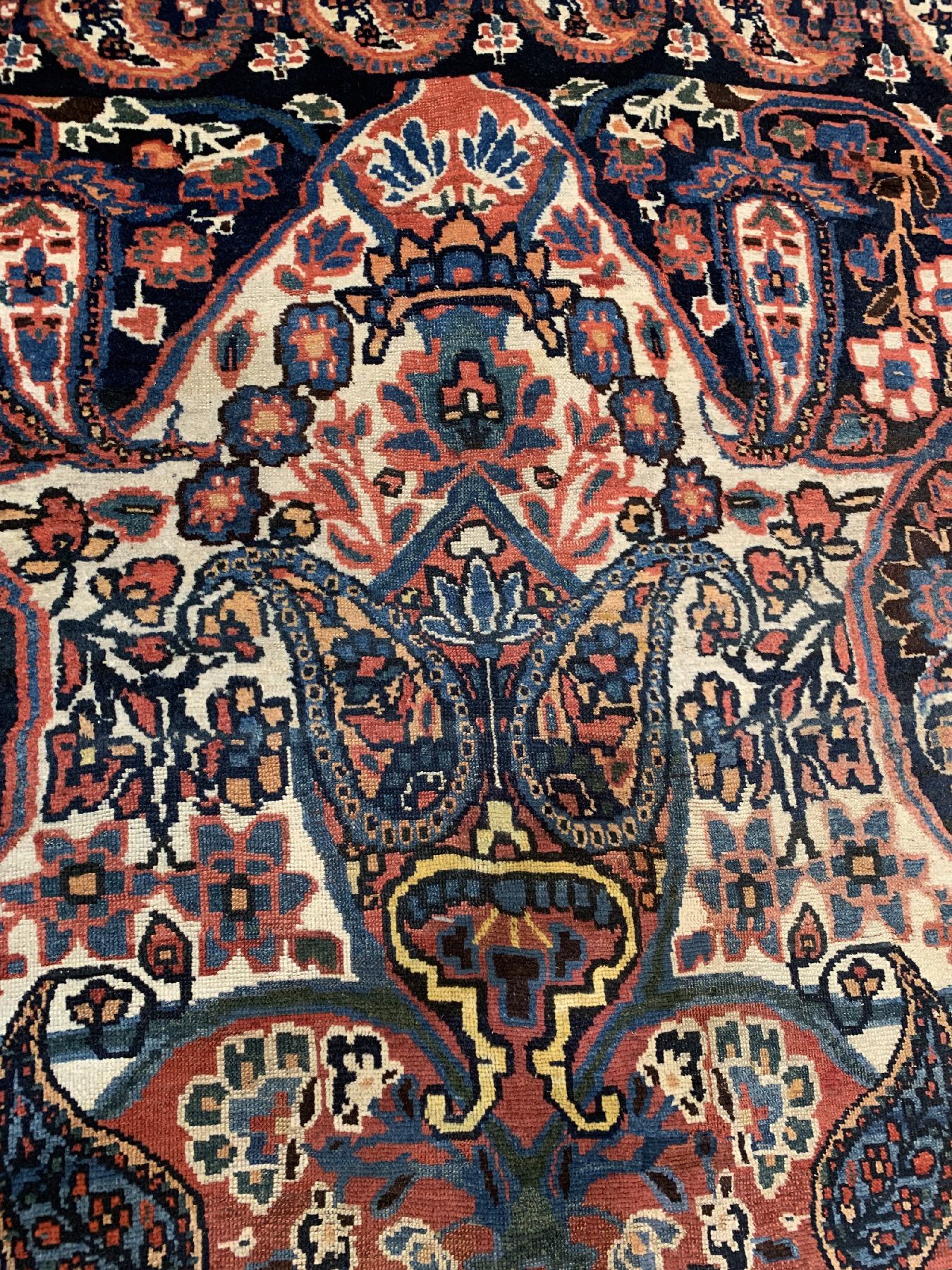 Detail b: Antiker Khanteppich aus Farsregion, Persien, datiert 1294(1874), Wolle geknüpft auf Wolle, seltener großformatiger Khanteppich, Schrift-Kartusche ...