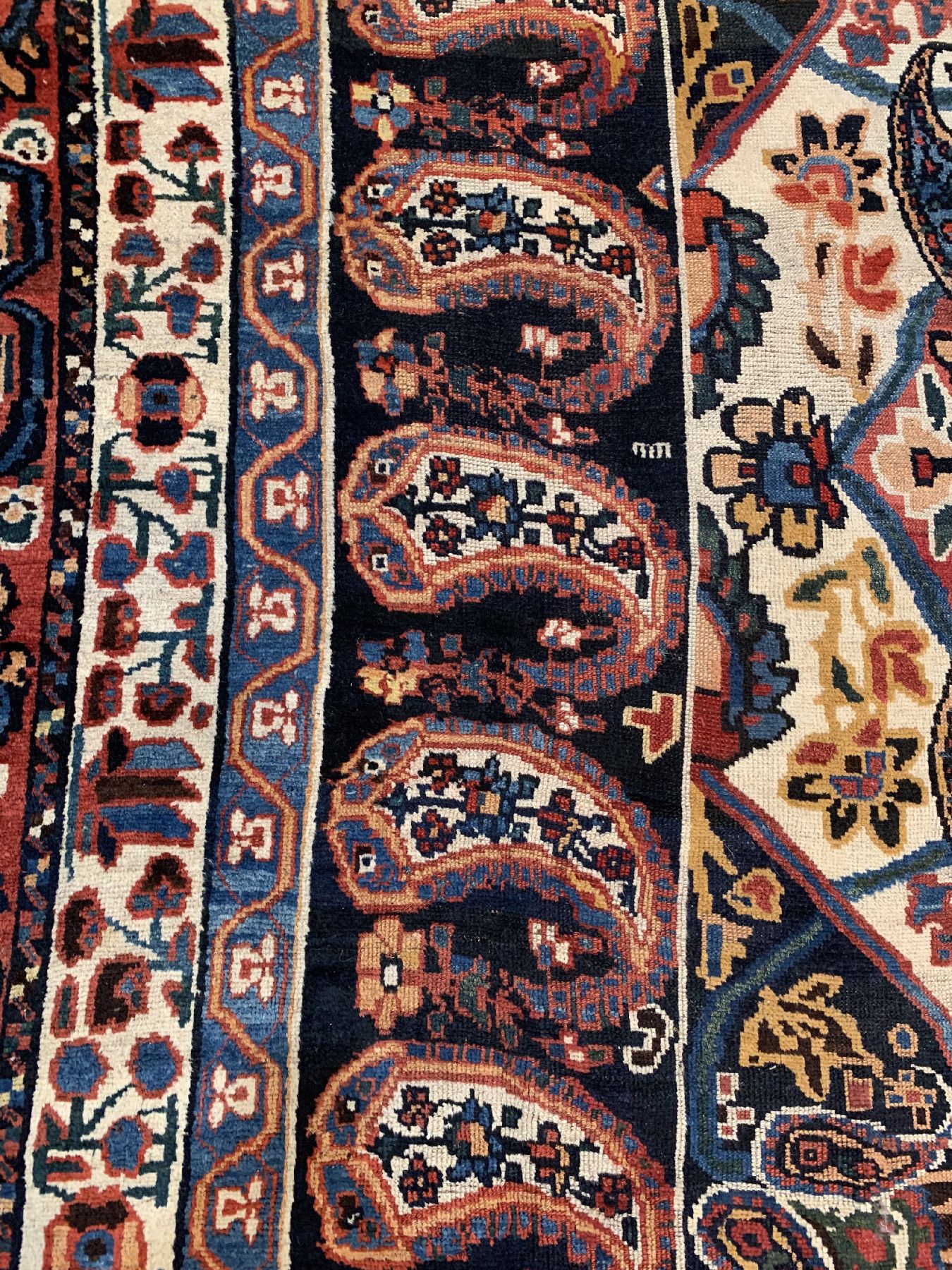 Detail d: Antiker Khanteppich aus Farsregion, Persien, datiert 1294(1874), Wolle geknüpft auf Wolle, seltener großformatiger Khanteppich, Schrift-Kartusche ...