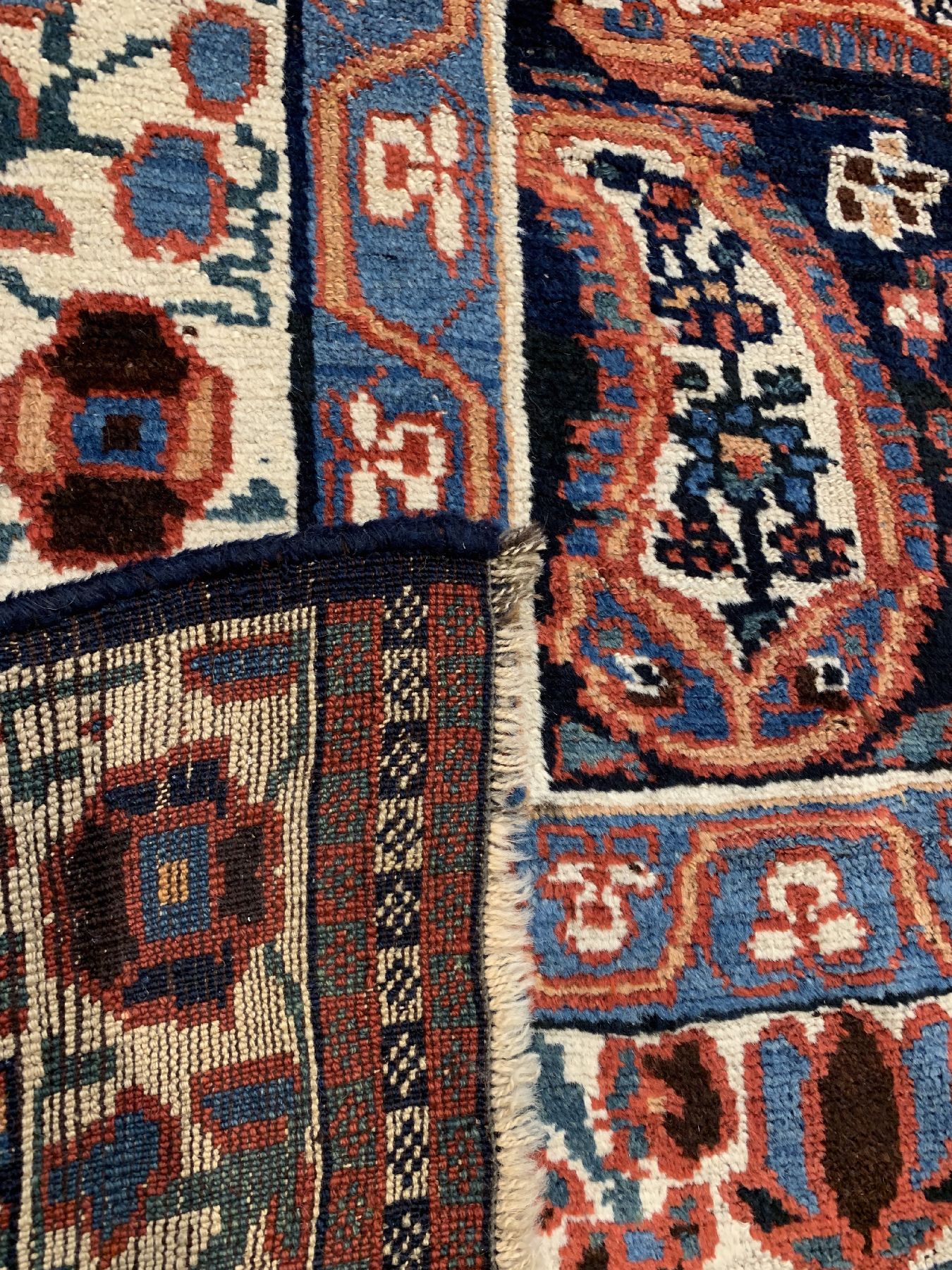Detail h: Antiker Khanteppich aus Farsregion, Persien, datiert 1294(1874), Wolle geknüpft auf Wolle, seltener großformatiger Khanteppich, Schrift-Kartusche ...