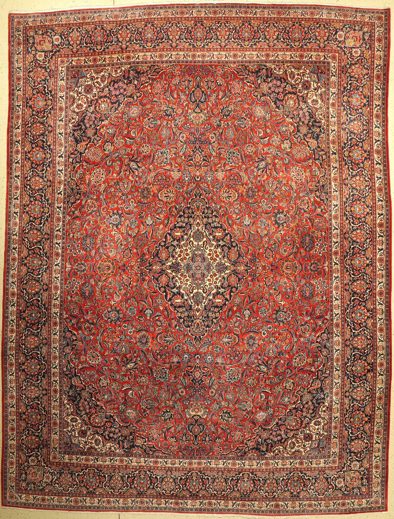 Feiner Ghaswin antik, Persien, um 1910, Korrkwolle geknüpft auf Baumwolle, seltener Großformatiger Ghaswin mit Medallion Design, ca. 428 x 320 cm, ...