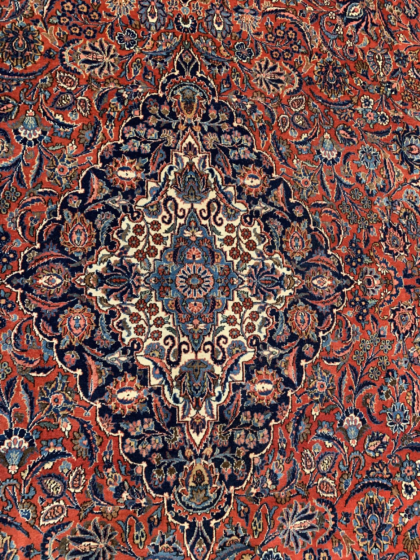 Detail e: Feiner Ghaswin antik, Persien, um 1910, Korrkwolle geknüpft auf Baumwolle, seltener Großformatiger Ghaswin mit Medallion Design, ca. 428 x 320 cm, ...