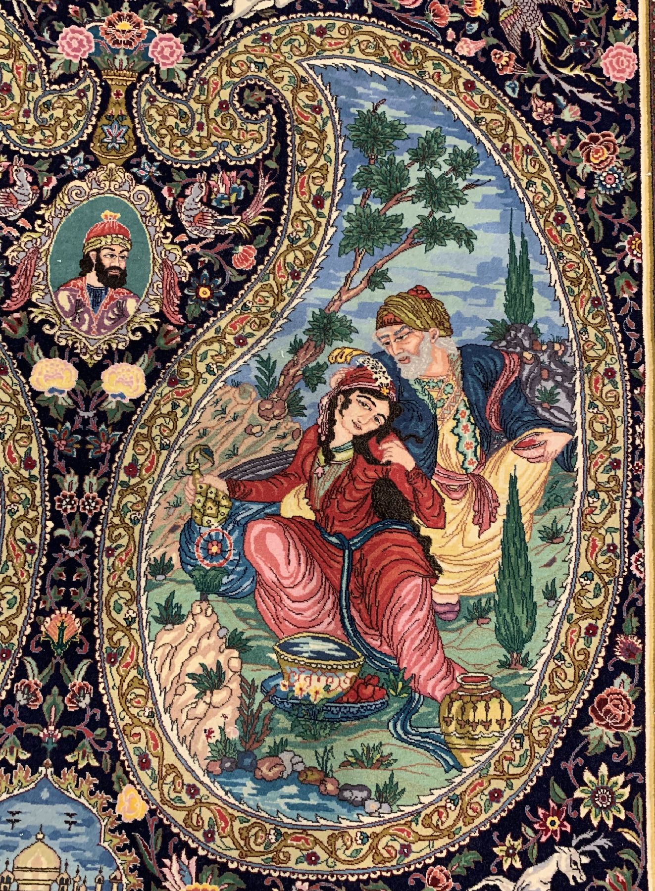 Detail a: Seltener feiner Täbriz, (60 Raj), Persien, um 1950, Korkwolle geknüpft auf Seide, 4 Bothes mit Abbildungen von Liebespaaren aus den Gedichten des ...