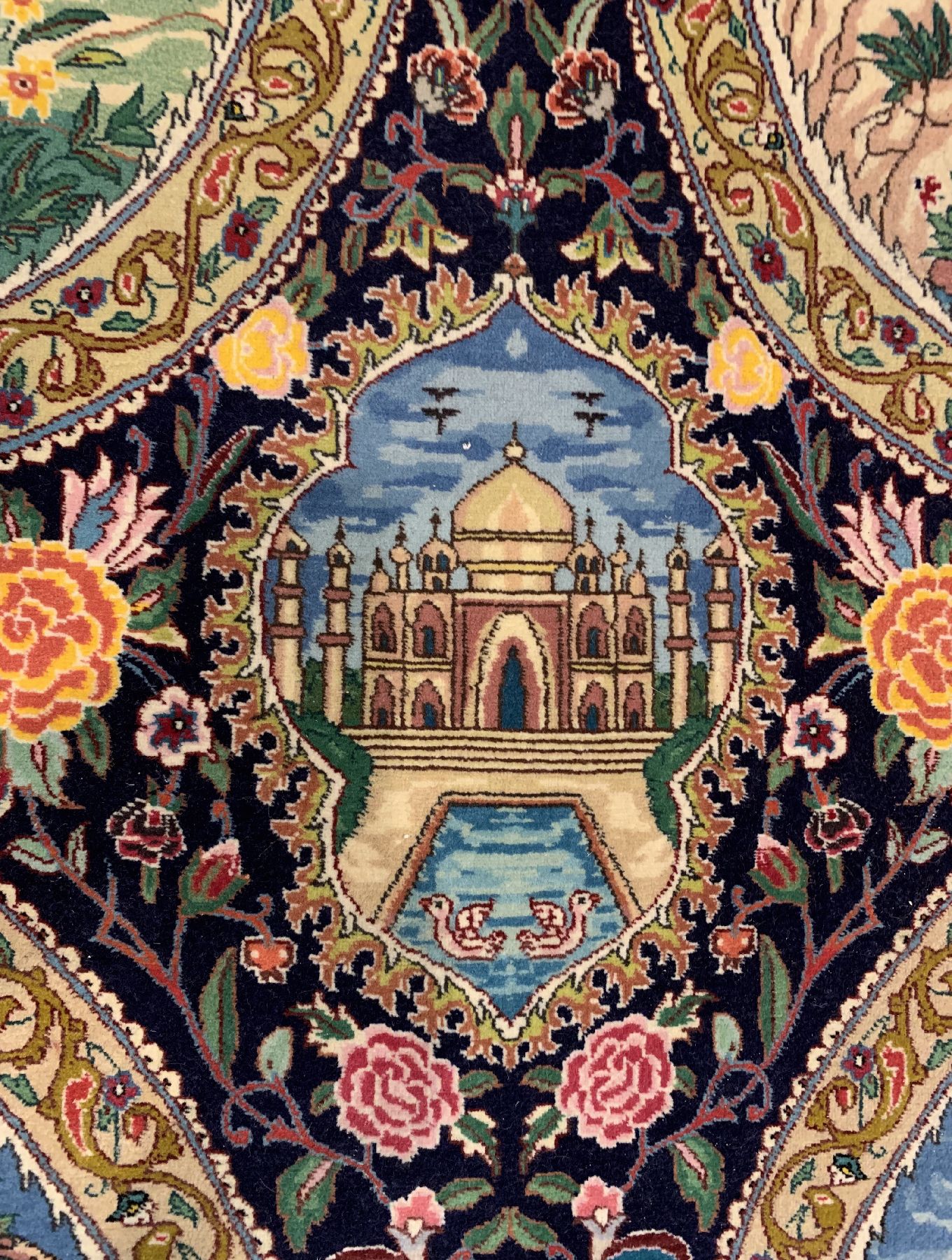 Detail f: Seltener feiner Täbriz, (60 Raj), Persien, um 1950, Korkwolle geknüpft auf Seide, 4 Bothes mit Abbildungen von Liebespaaren aus den Gedichten des ...