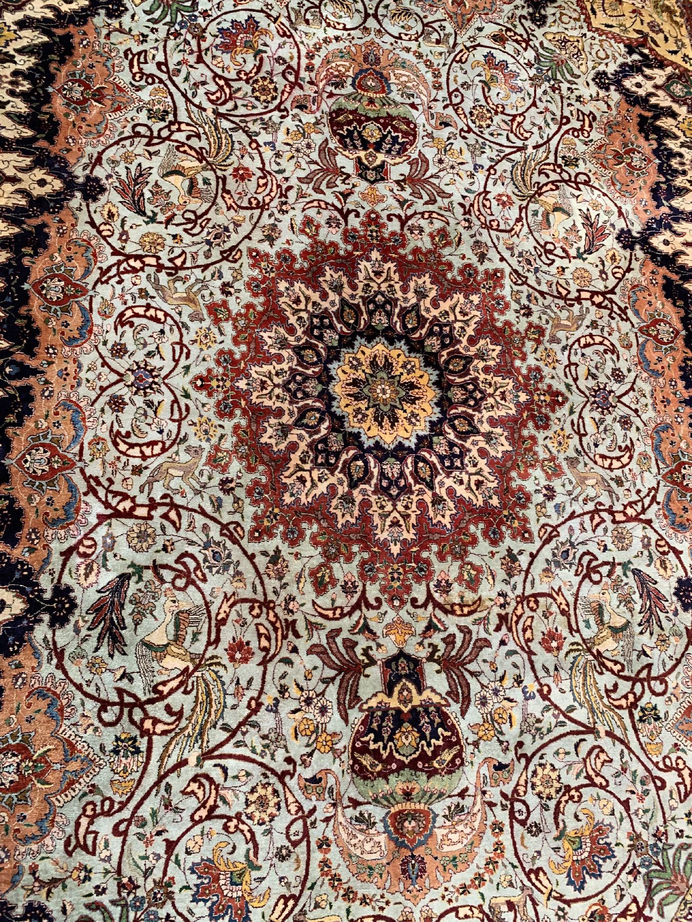 Detail b: Seiden Täbriz fein , Persien, um 1930, reine Naturseide, seltener grüngrundiger Seiden Täbriz in hochwertiger Qualität, ca. 398 x 296cm, ...