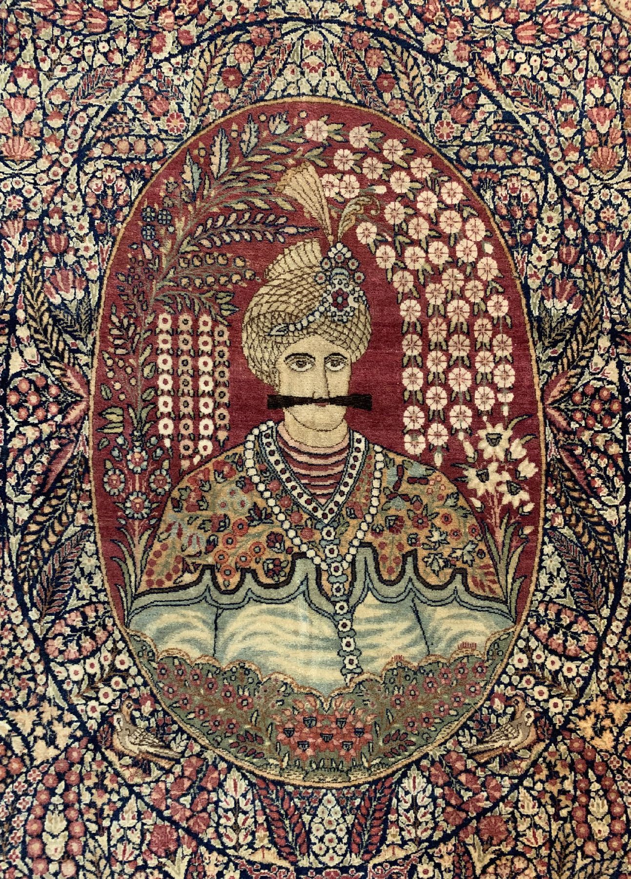 Detail a: Seltener antiker Kerman, Persien, 19 Jhd. Wolle geknüpft auf Baumwolle, feiner Kerman mit Portrait von SCHAH ABBAS einem der beliebtesten Könige ...