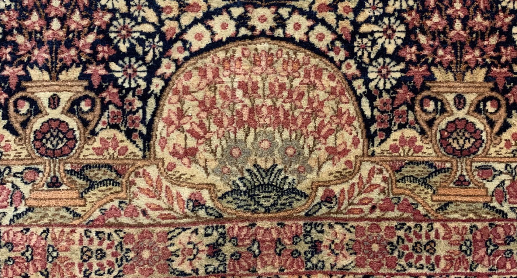 Detail d: Seltener antiker Kerman, Persien, 19 Jhd. Wolle geknüpft auf Baumwolle, feiner Kerman mit Portrait von SCHAH ABBAS einem der beliebtesten Könige ...