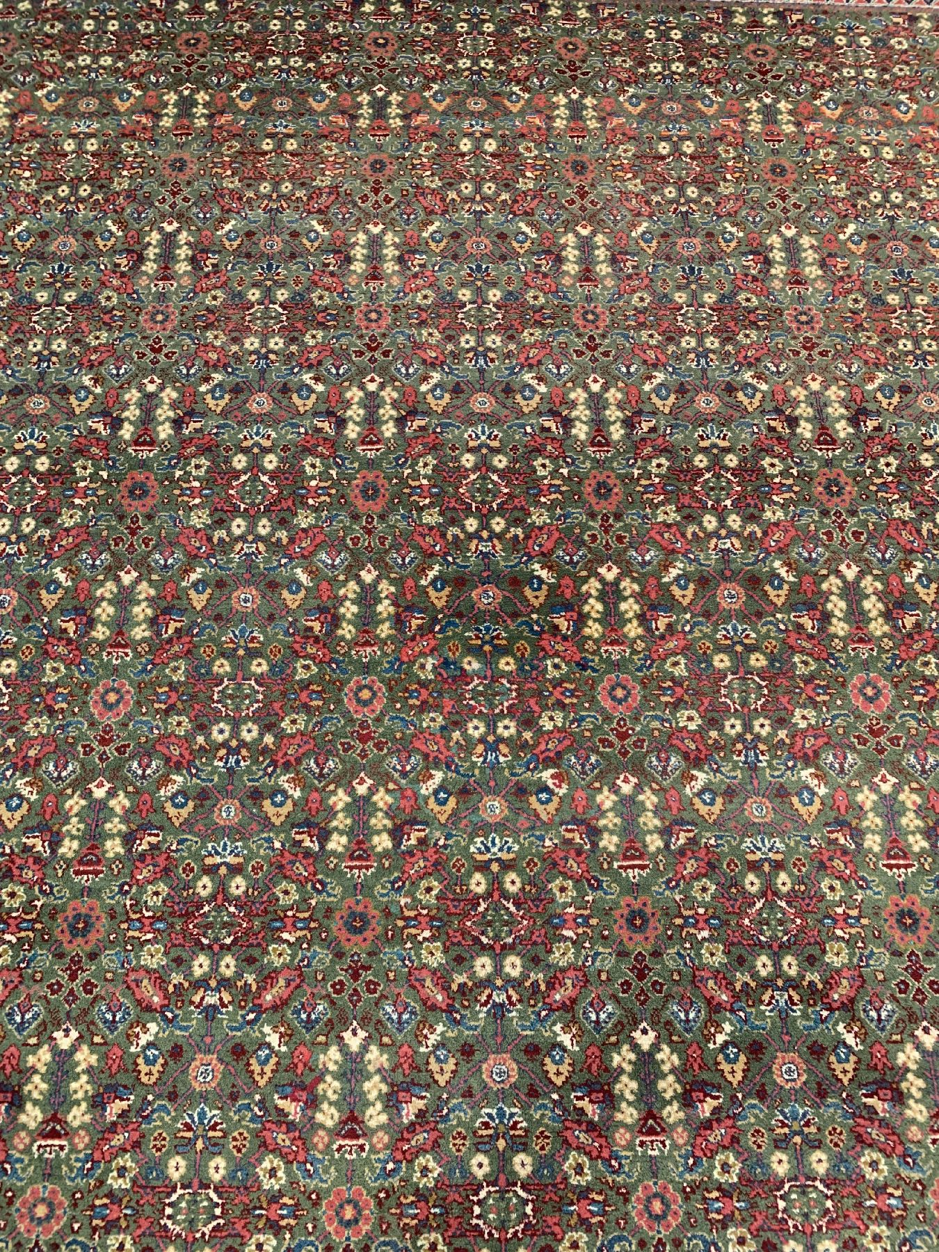 Detail a: Grüngrundiger Sarogh Mahal, Persien, um 1930, Wolle geknüpft auf Baumwolle, Allover Muster, ca, 411 x 360 cm, EHZ:2(Sehr guter Zustand).