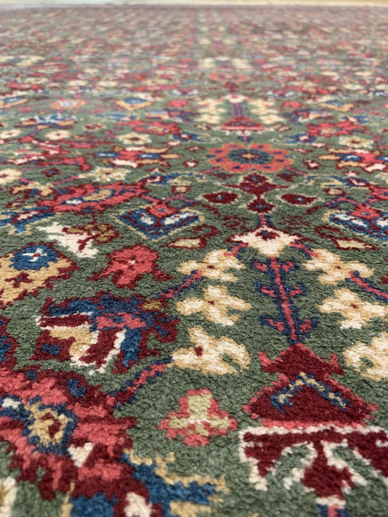 Detail b: Grüngrundiger Sarogh Mahal, Persien, um 1930, Wolle geknüpft auf Baumwolle, Allover Muster, ca, 411 x 360 cm, EHZ:2(Sehr guter Zustand).