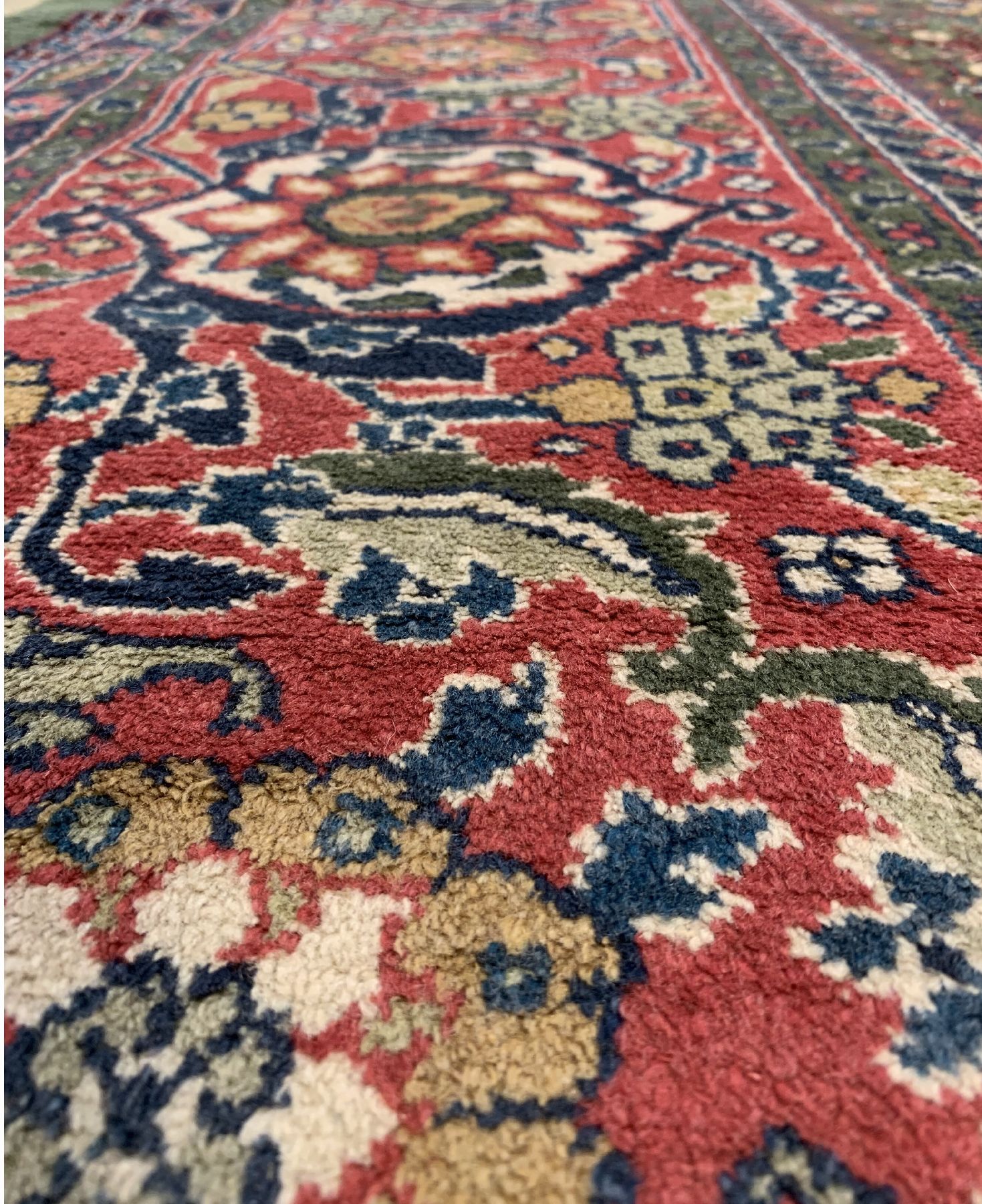 Detail d: Grüngrundiger Sarogh Mahal, Persien, um 1930, Wolle geknüpft auf Baumwolle, Allover Muster, ca, 411 x 360 cm, EHZ:2(Sehr guter Zustand).