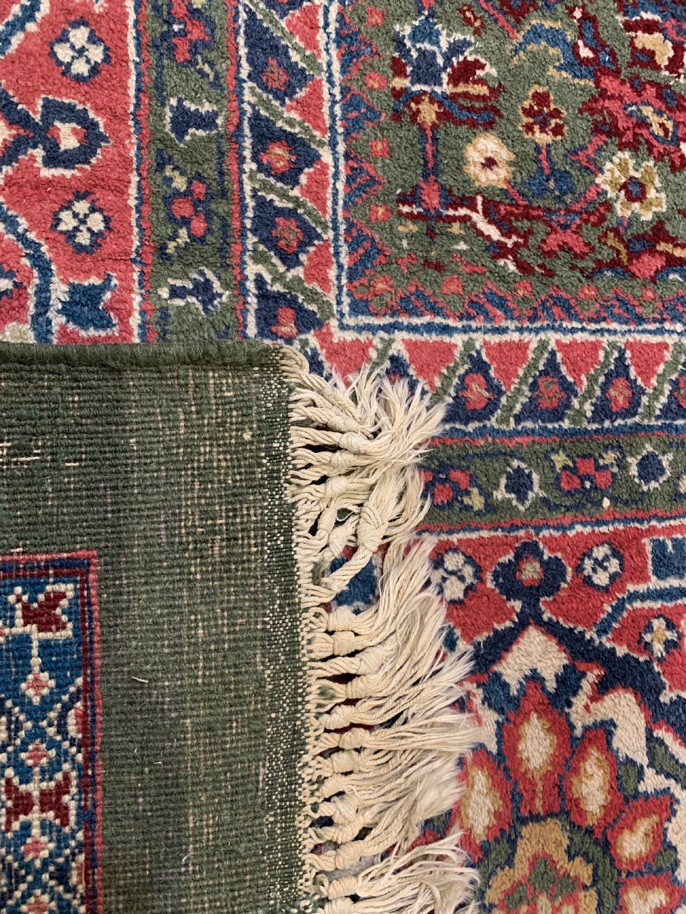 Detail e: Grüngrundiger Sarogh Mahal, Persien, um 1930, Wolle geknüpft auf Baumwolle, Allover Muster, ca, 411 x 360 cm, EHZ:2(Sehr guter Zustand).