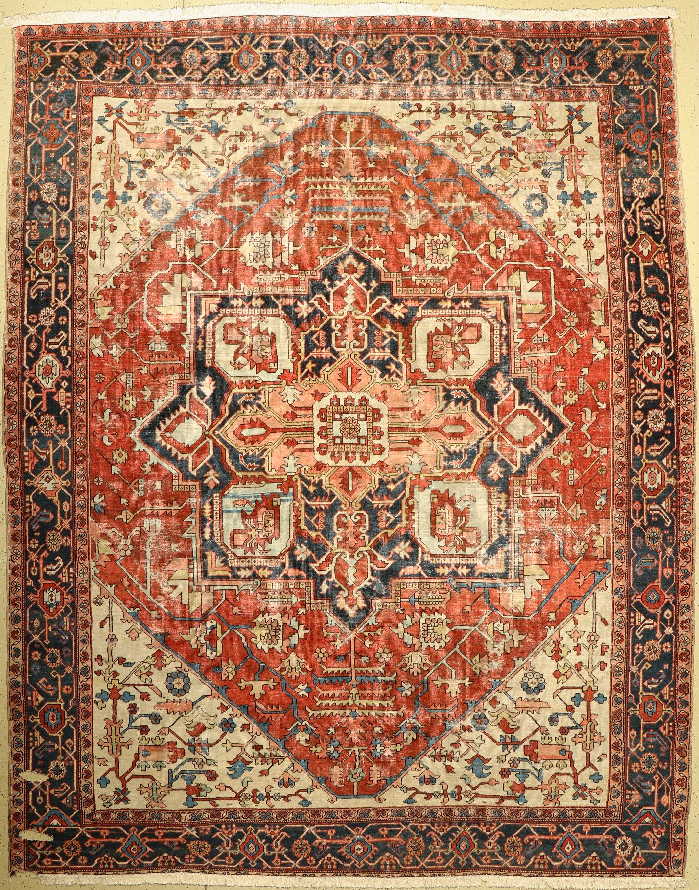 Heriz antik, Persien, um 1900, Wolle geknüpft auf Baumwolle, ca, 383 x 304 cm, (Alters- und Gebrauchsspuren).2 Löcher