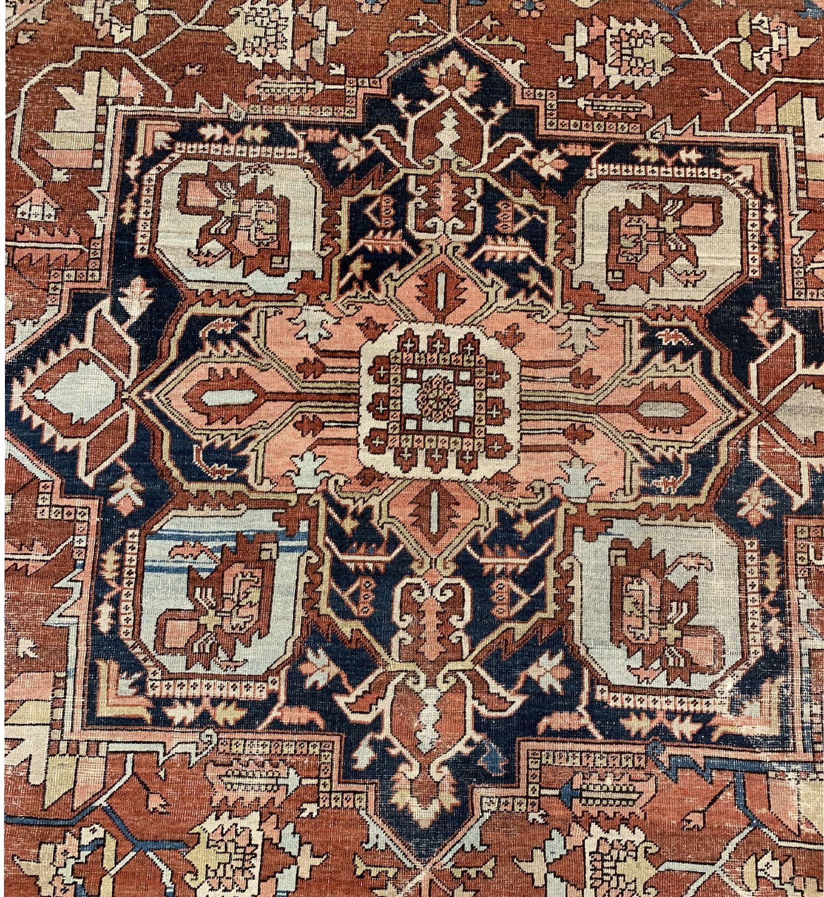 Detail b: Heriz antik, Persien, um 1900, Wolle geknüpft auf Baumwolle, ca, 383 x 304 cm, (Alters- und Gebrauchsspuren).2 Löcher