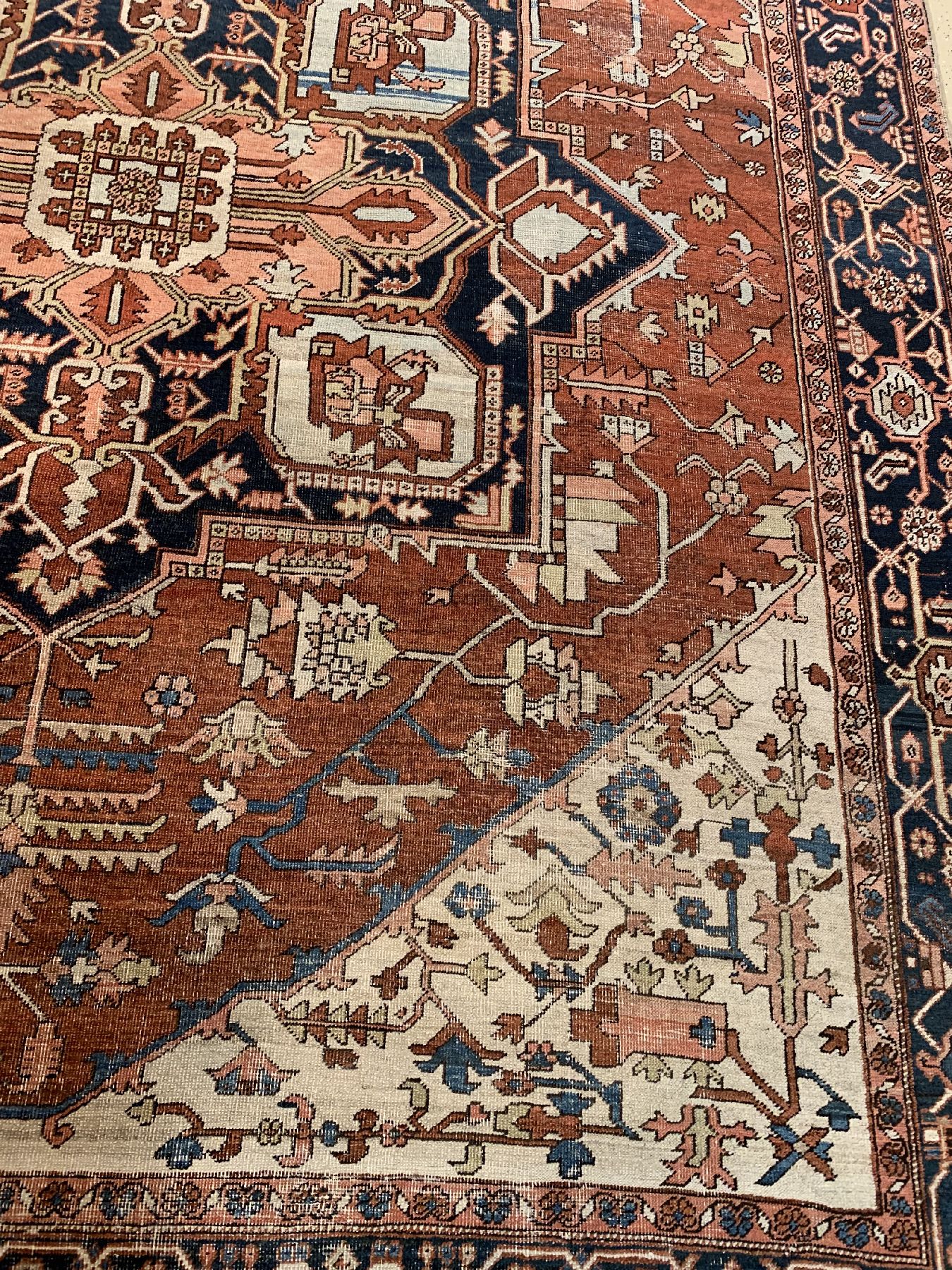 Detail c: Heriz antik, Persien, um 1900, Wolle geknüpft auf Baumwolle, ca, 383 x 304 cm, (Alters- und Gebrauchsspuren).2 Löcher