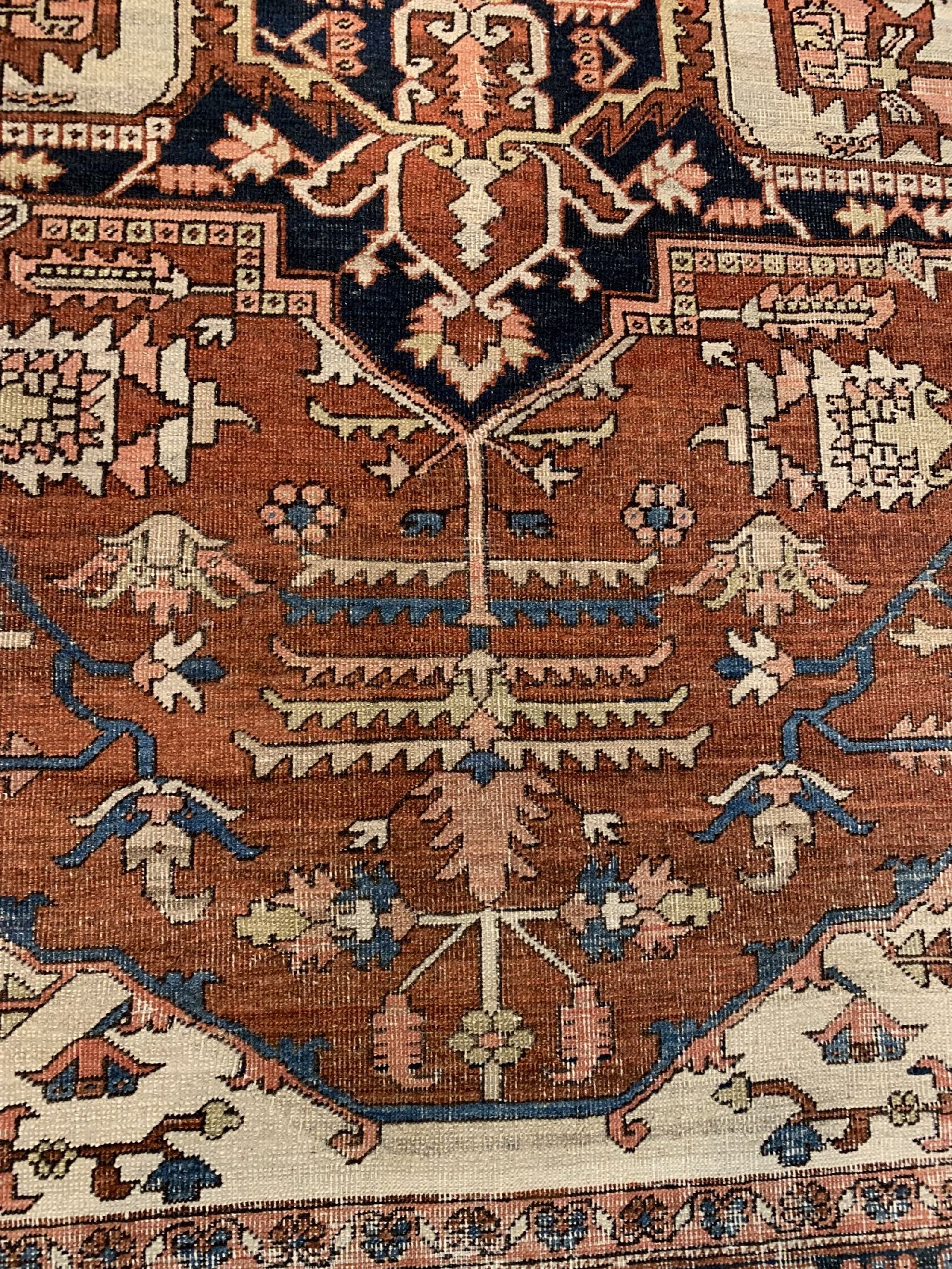 Detail d: Heriz antik, Persien, um 1900, Wolle geknüpft auf Baumwolle, ca, 383 x 304 cm, (Alters- und Gebrauchsspuren).2 Löcher