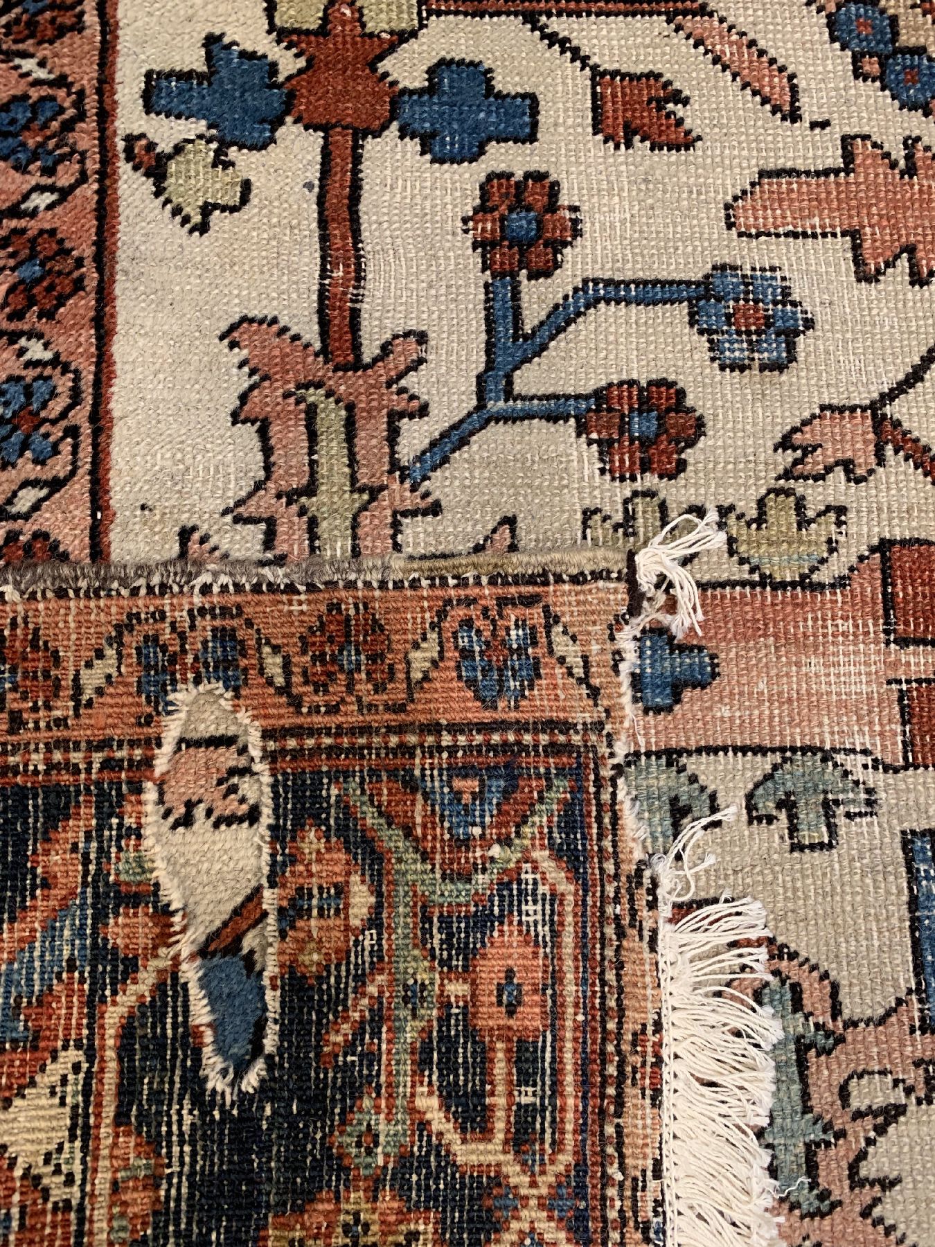Detail f: Heriz antik, Persien, um 1900, Wolle geknüpft auf Baumwolle, ca, 383 x 304 cm, (Alters- und Gebrauchsspuren).2 Löcher