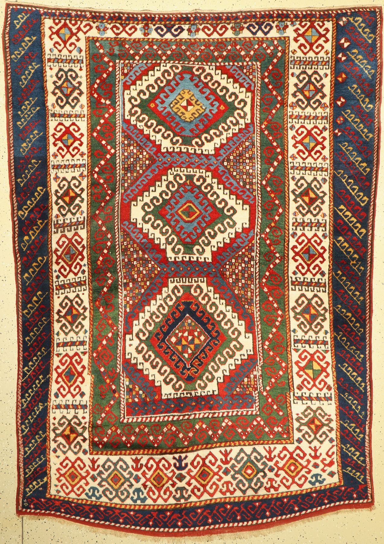 Borchalu Kazak antik, Südwestkaukasus, um 1900, Wolle geknüpft auf Wolle, Farbenprächtiger drei Medallion Borchalu mit breiter Zick-Zak Bordüre, ...