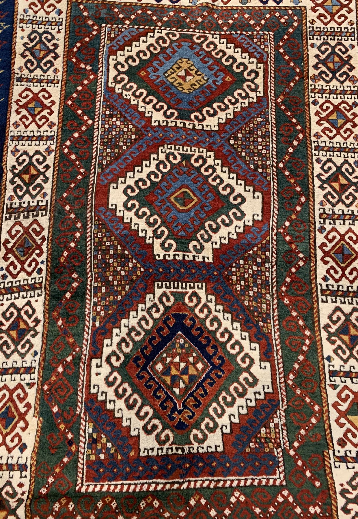 Detail a: Borchalu Kazak antik, Südwestkaukasus, um 1900, Wolle geknüpft auf Wolle, Farbenprächtiger drei Medallion Borchalu mit breiter Zick-Zak Bordüre, ...
