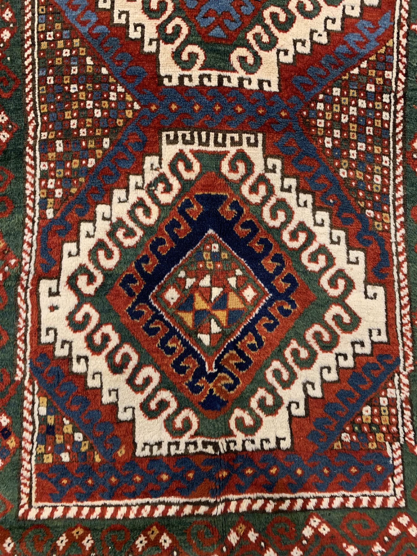 Detail b: Borchalu Kazak antik, Südwestkaukasus, um 1900, Wolle geknüpft auf Wolle, Farbenprächtiger drei Medallion Borchalu mit breiter Zick-Zak Bordüre, ...