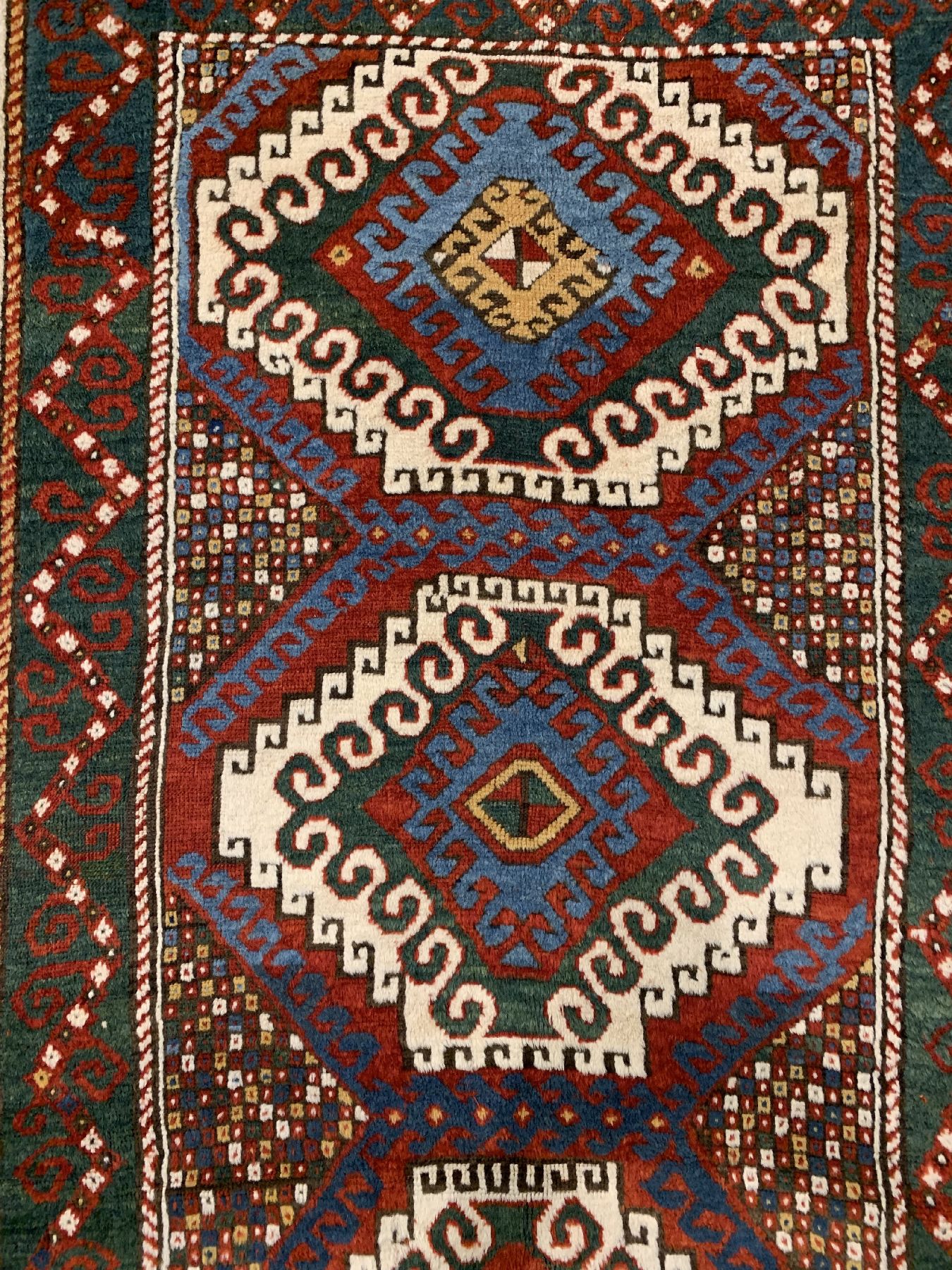 Detail c: Borchalu Kazak antik, Südwestkaukasus, um 1900, Wolle geknüpft auf Wolle, Farbenprächtiger drei Medallion Borchalu mit breiter Zick-Zak Bordüre, ...