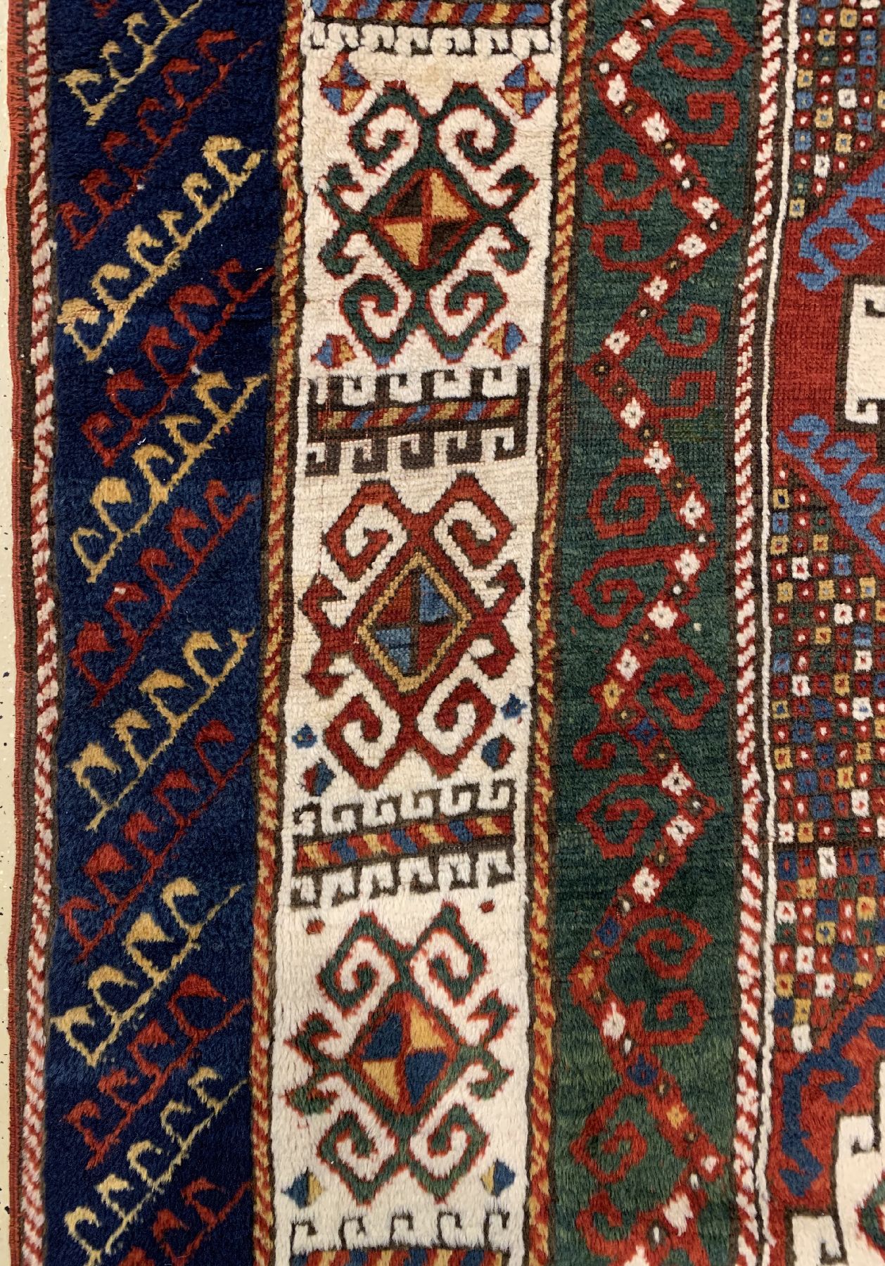 Detail d: Borchalu Kazak antik, Südwestkaukasus, um 1900, Wolle geknüpft auf Wolle, Farbenprächtiger drei Medallion Borchalu mit breiter Zick-Zak Bordüre, ...