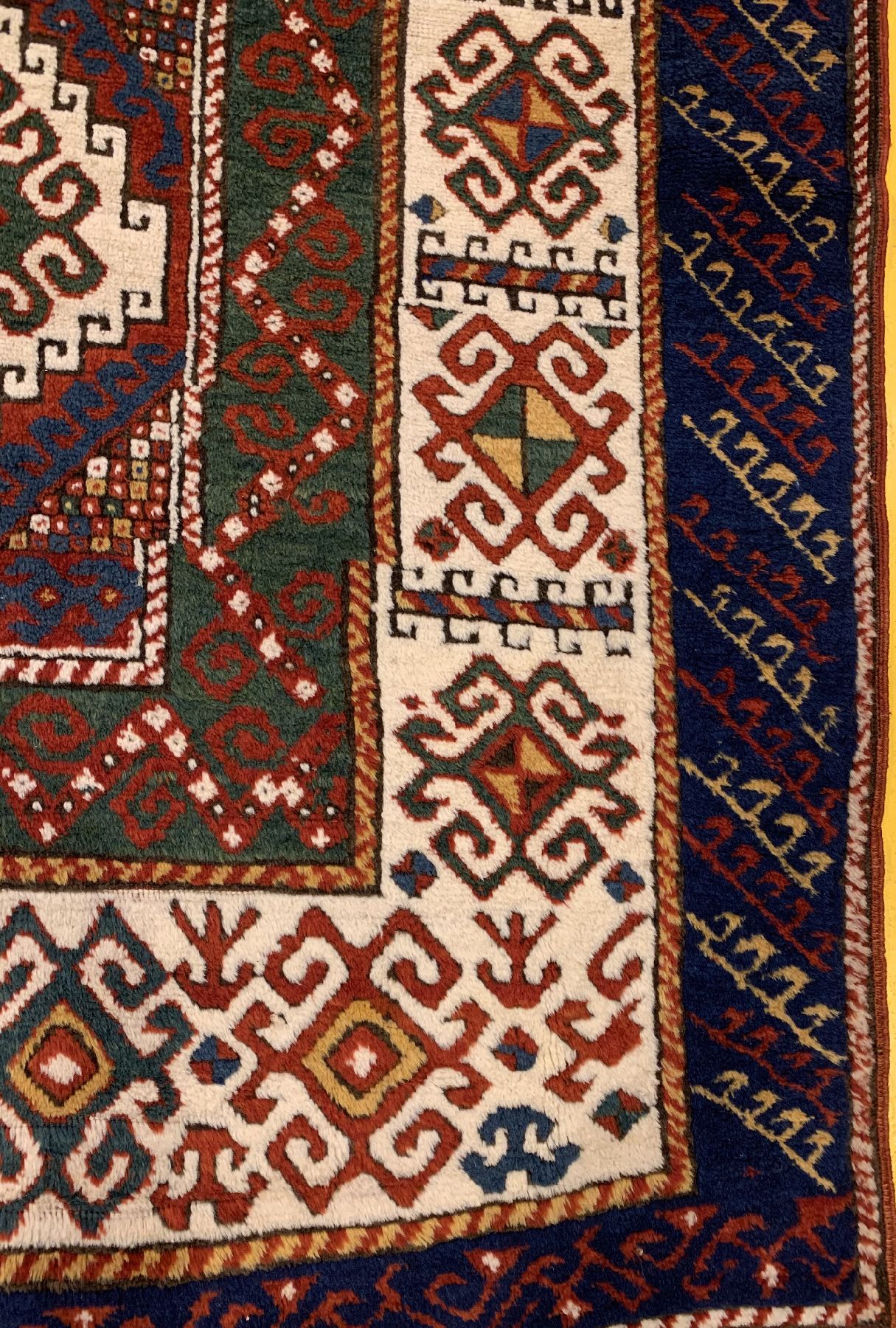 Detail e: Borchalu Kazak antik, Südwestkaukasus, um 1900, Wolle geknüpft auf Wolle, Farbenprächtiger drei Medallion Borchalu mit breiter Zick-Zak Bordüre, ...