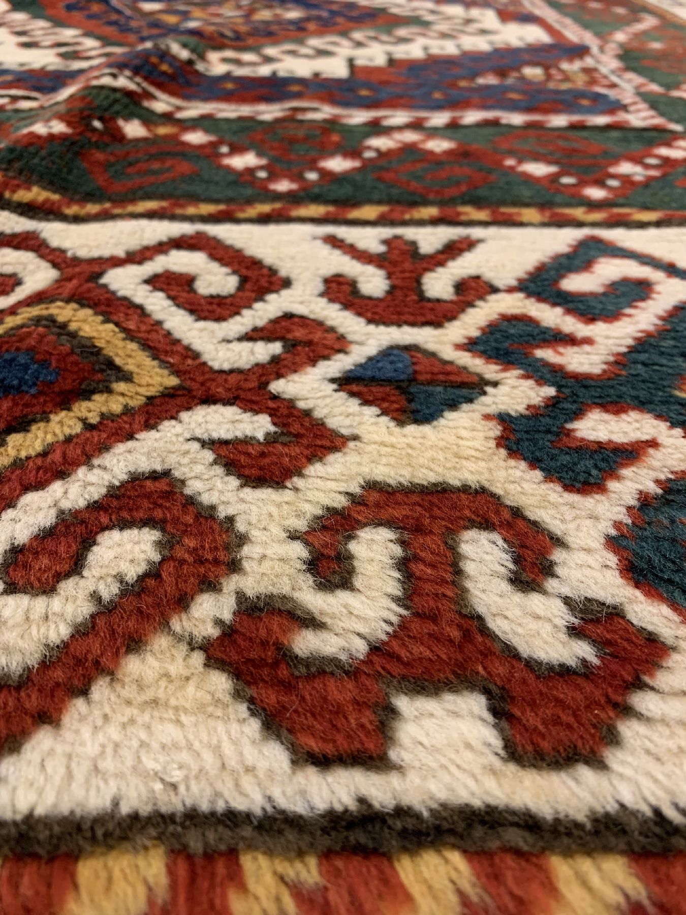Detail f: Borchalu Kazak antik, Südwestkaukasus, um 1900, Wolle geknüpft auf Wolle, Farbenprächtiger drei Medallion Borchalu mit breiter Zick-Zak Bordüre, ...