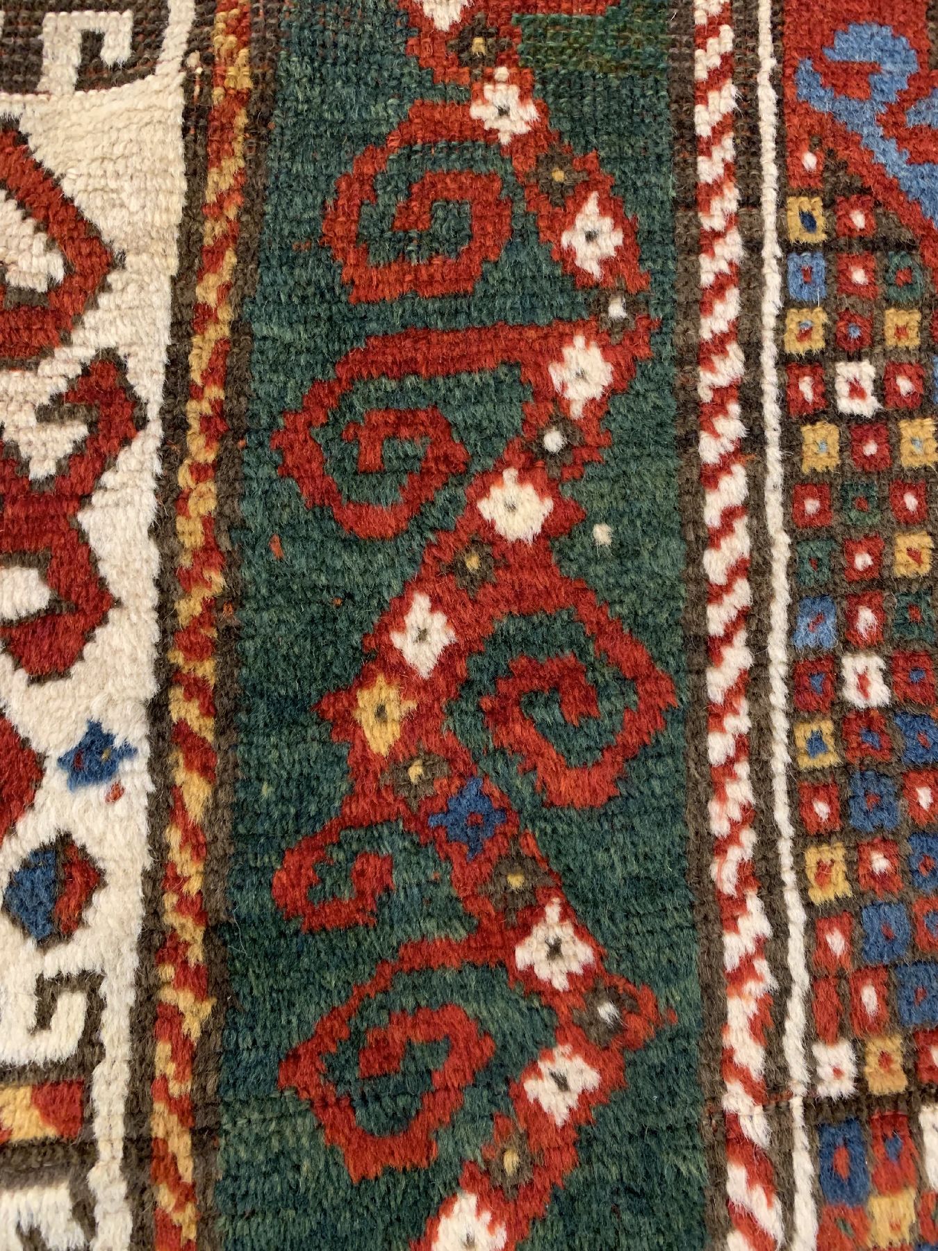 Detail g: Borchalu Kazak antik, Südwestkaukasus, um 1900, Wolle geknüpft auf Wolle, Farbenprächtiger drei Medallion Borchalu mit breiter Zick-Zak Bordüre, ...