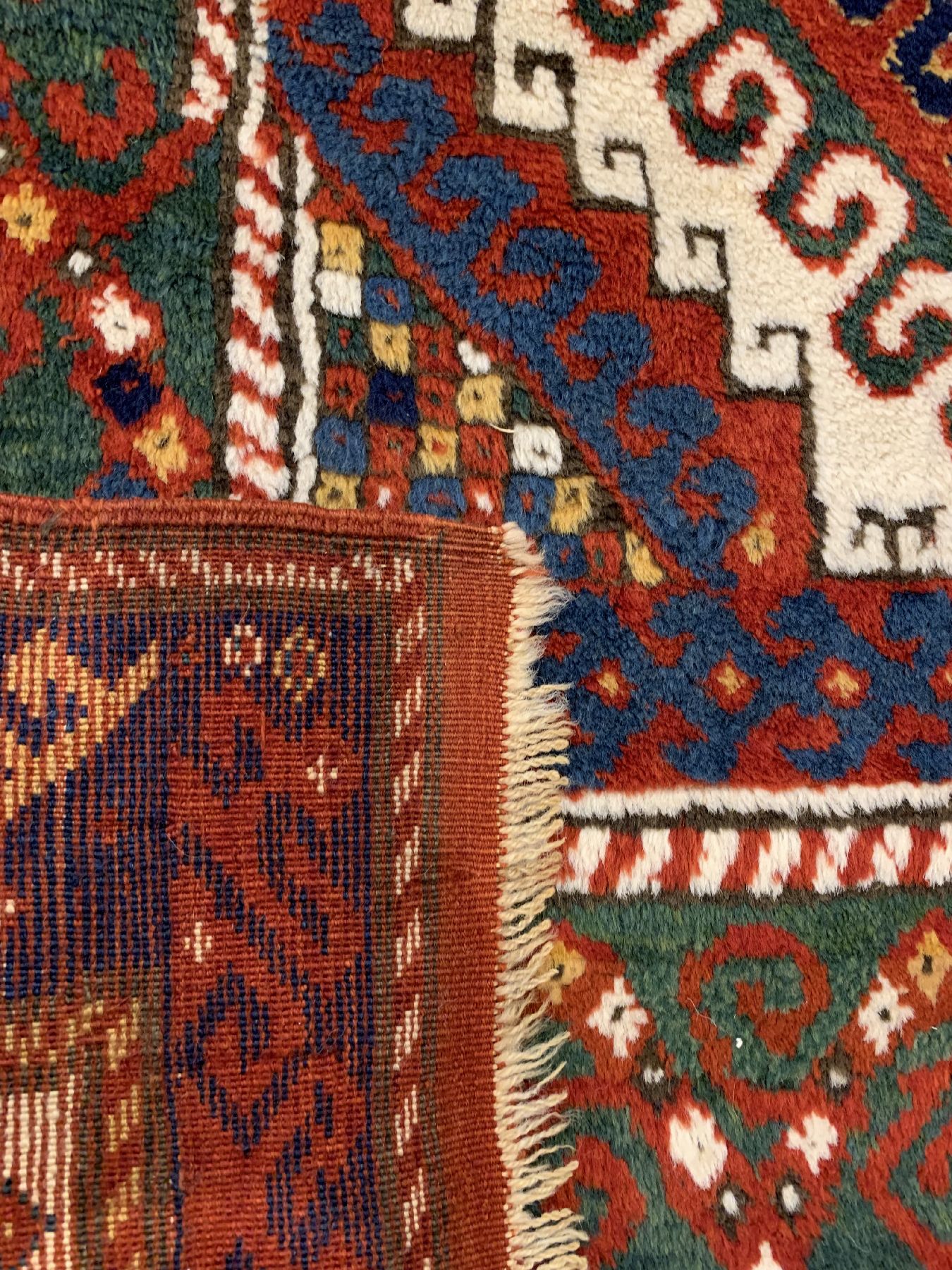 Detail h: Borchalu Kazak antik, Südwestkaukasus, um 1900, Wolle geknüpft auf Wolle, Farbenprächtiger drei Medallion Borchalu mit breiter Zick-Zak Bordüre, ...