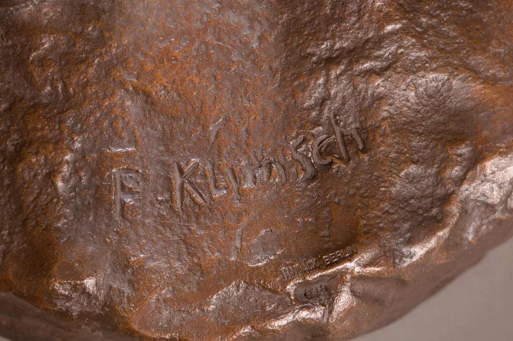 Detail a: Fritz Klimsch, 1870-1960, typische Figur des Künstlers im Stil der neuen Sachlichkeit, Körperlichkeit in der der Bewegung akzentuiert, Spielbein ...