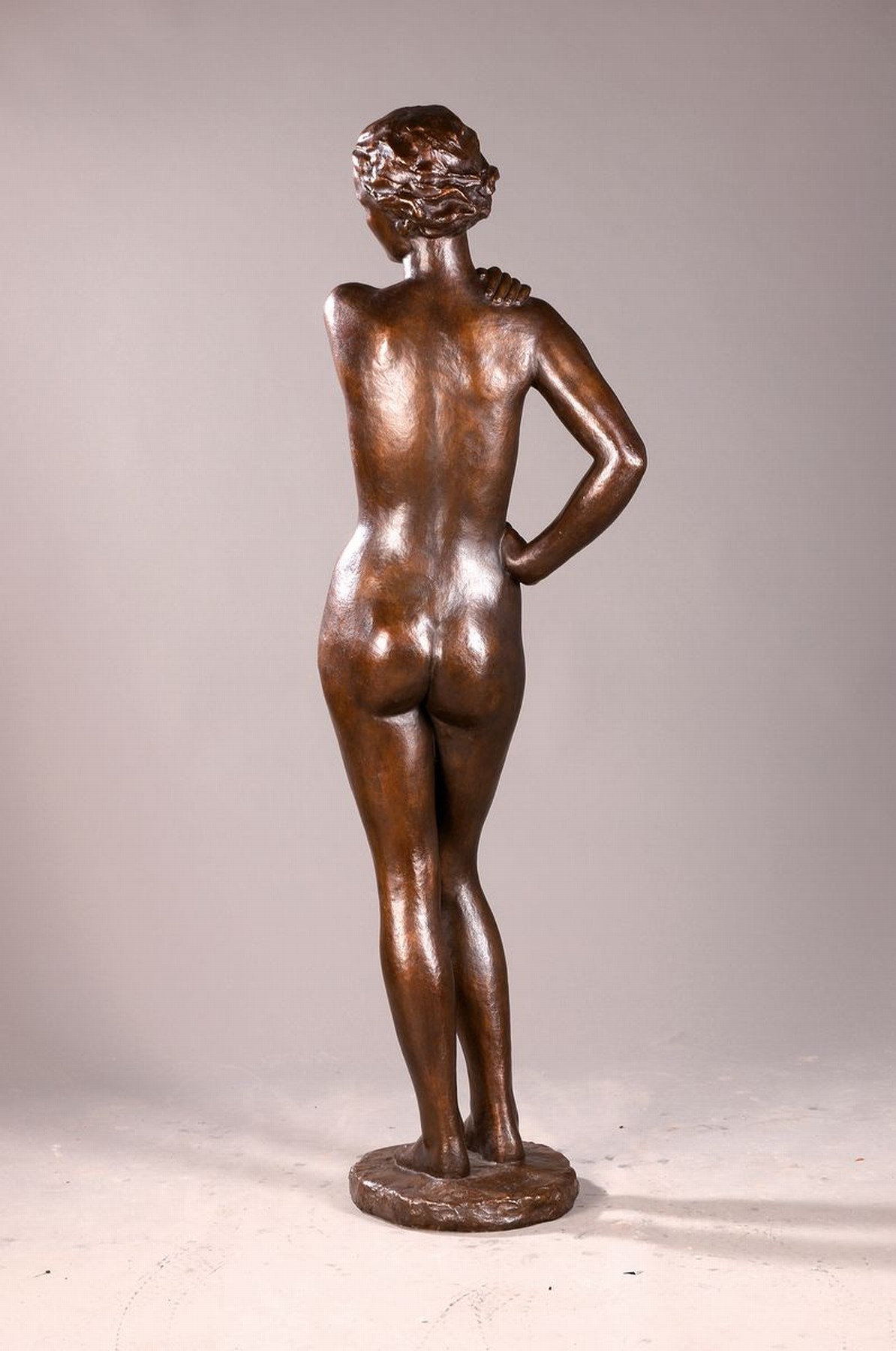 Detail c: Fritz Klimsch, 1870-1960, typische Figur des Künstlers im Stil der neuen Sachlichkeit, Körperlichkeit in der der Bewegung akzentuiert, Spielbein ...