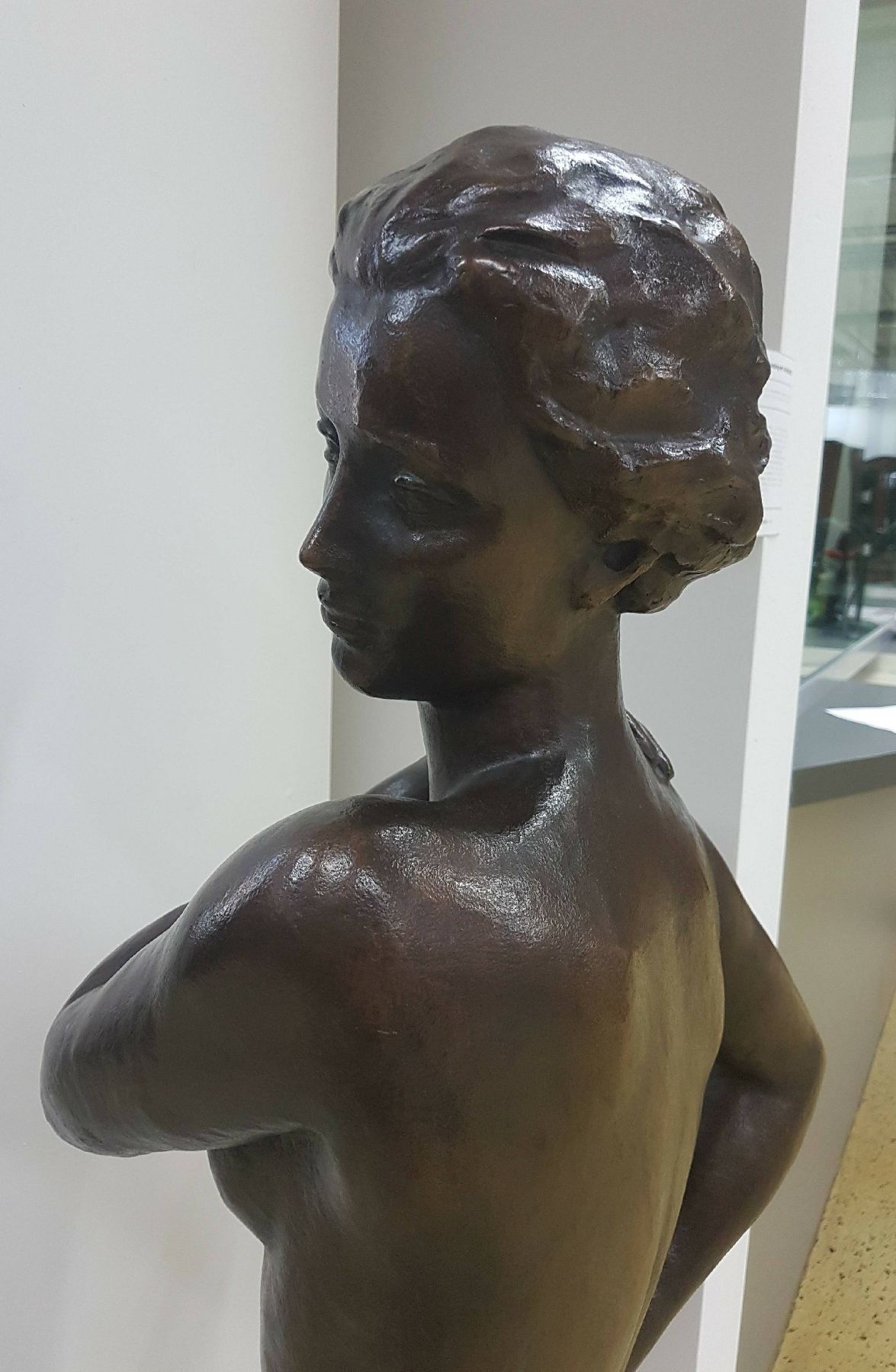 Detail k: Fritz Klimsch, 1870-1960, typische Figur des Künstlers im Stil der neuen Sachlichkeit, Körperlichkeit in der der Bewegung akzentuiert, Spielbein ...