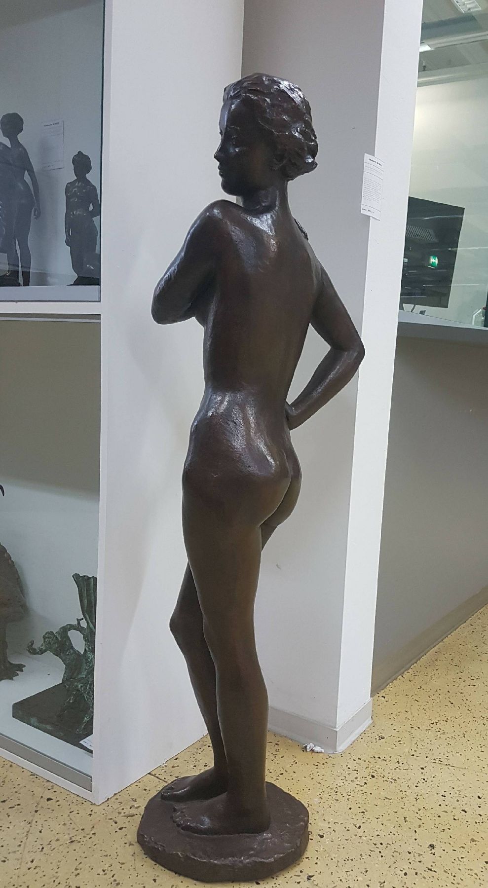 Detail l: Fritz Klimsch, 1870-1960, typische Figur des Künstlers im Stil der neuen Sachlichkeit, Körperlichkeit in der der Bewegung akzentuiert, Spielbein ...