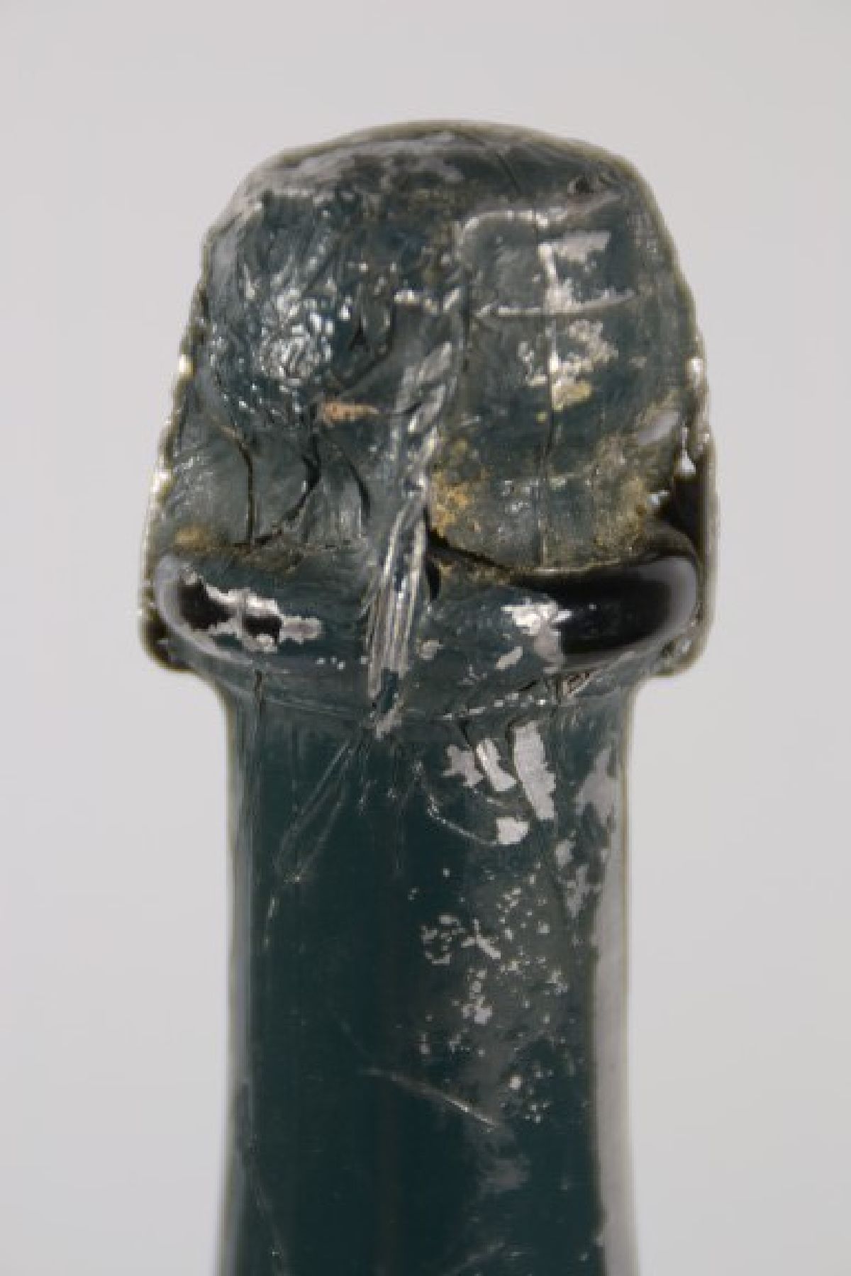 Detail b: 1 Flasche 1962 Moet et Chandon, Cuvée Dom Perignon, brut, into shoulder, Kapsel besch.
